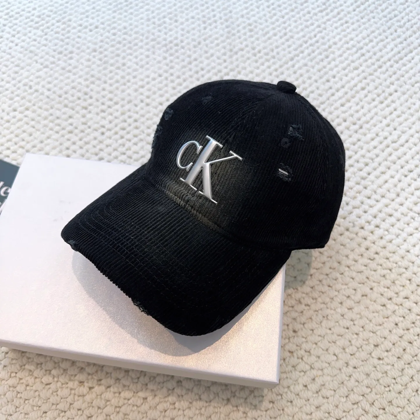 P60 Calvin Klein, CK logo autumn and winter new baseball cap, recommended by Xiaohongshu, fashionable and versatile, a favorite of many celebrities, very explosive, very popular, very good-looking