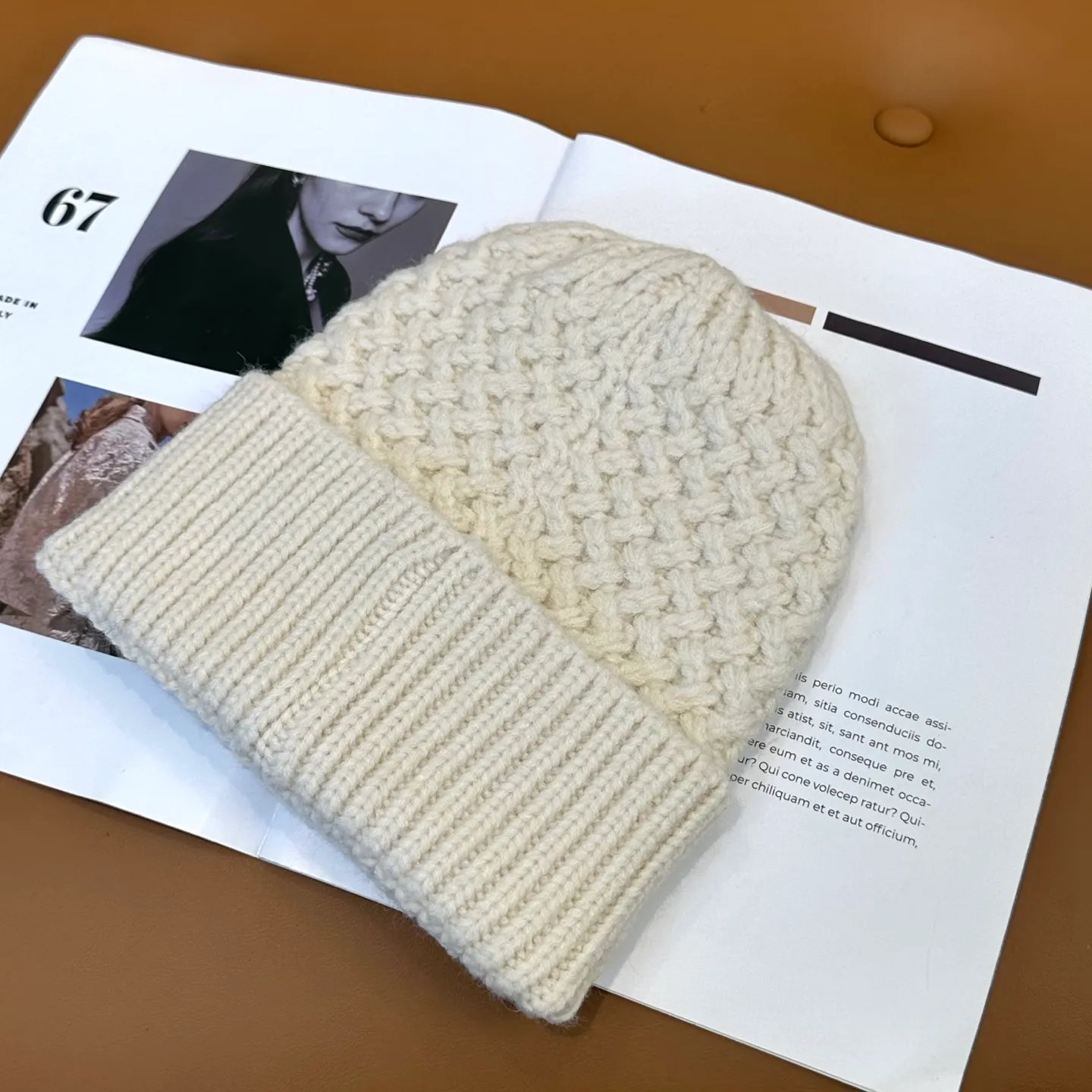 P56 ⚫️Lv new autumn and winter knitted hat, very versatile, unisex. Dear friends, you can see the details, the workmanship is neat, breathable and comfortable, and made of imported wool material! A must-have for fashionistas!