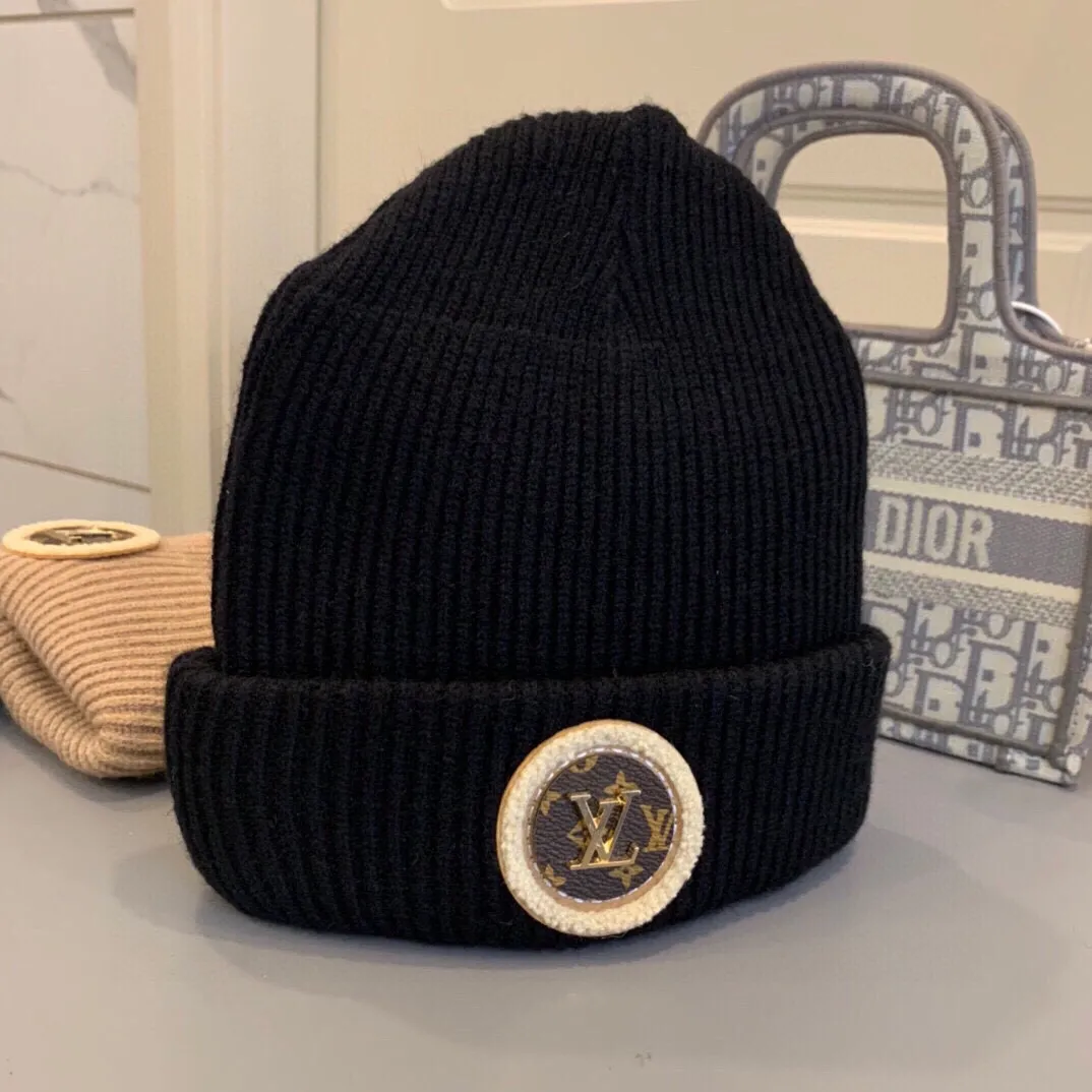 p90 [LV] 2020 Autumn and Winter counter knitted beanie, super popular 💖 first-class texture, very easy to match when going out!