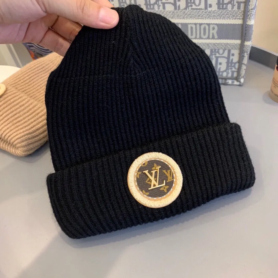 p90 [LV] 2020 Autumn and Winter counter knitted beanie, super popular 💖 first-class texture, very easy to match when going out!