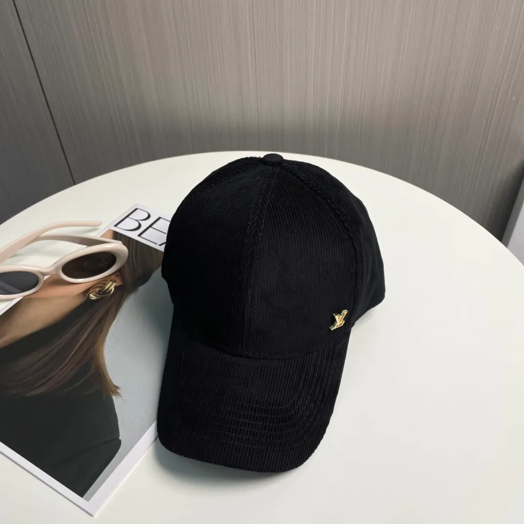P60LV Louis Vuitton's new autumn and winter classic casual and trendy style corduroy simple baseball cap is now available🧢Japanese and Korean style, looks great with any combination! A must-have when traveling