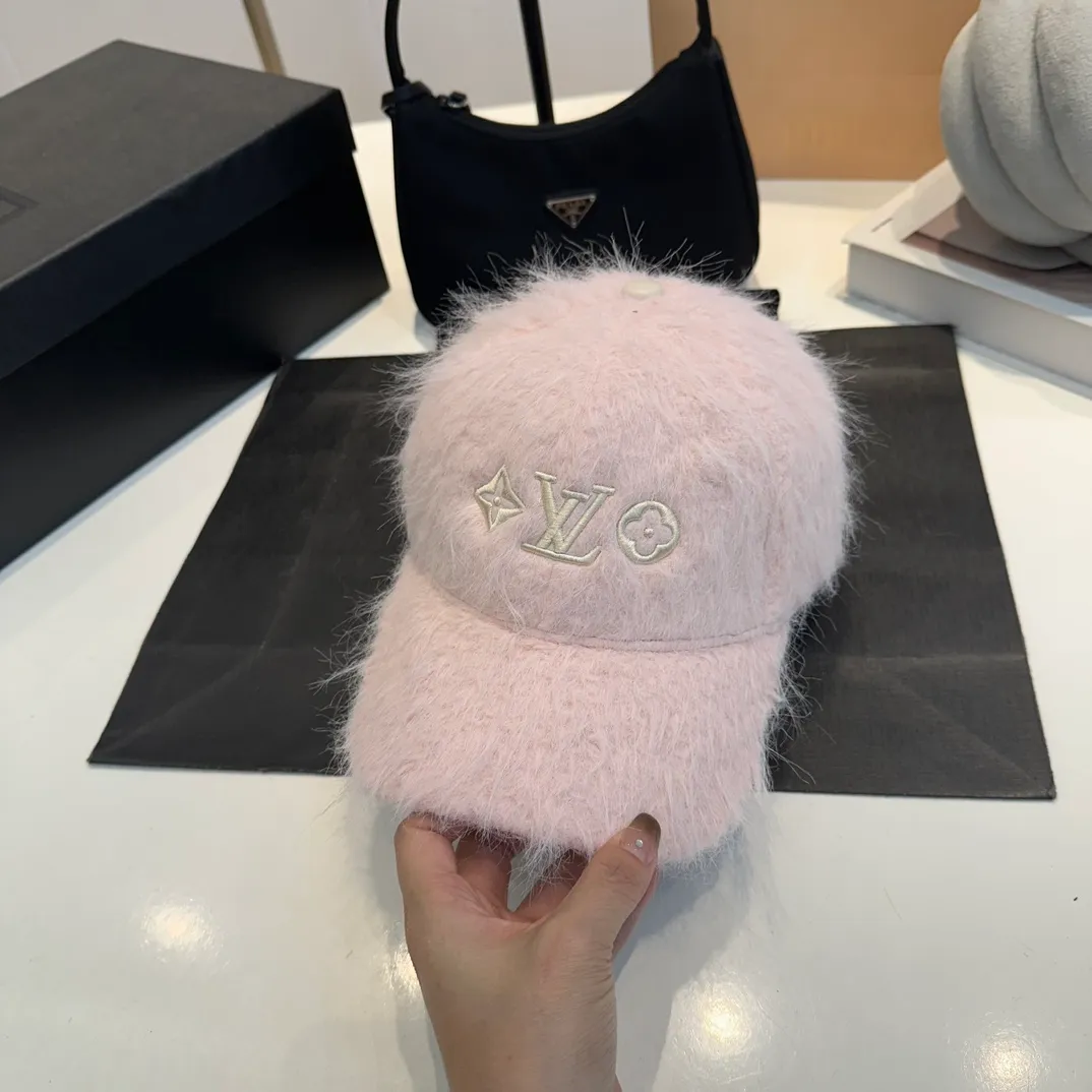 P70 Louis Vuitton LV plush autumn and winter new baseball cap, the design is super eye-catching and has a great brand feel