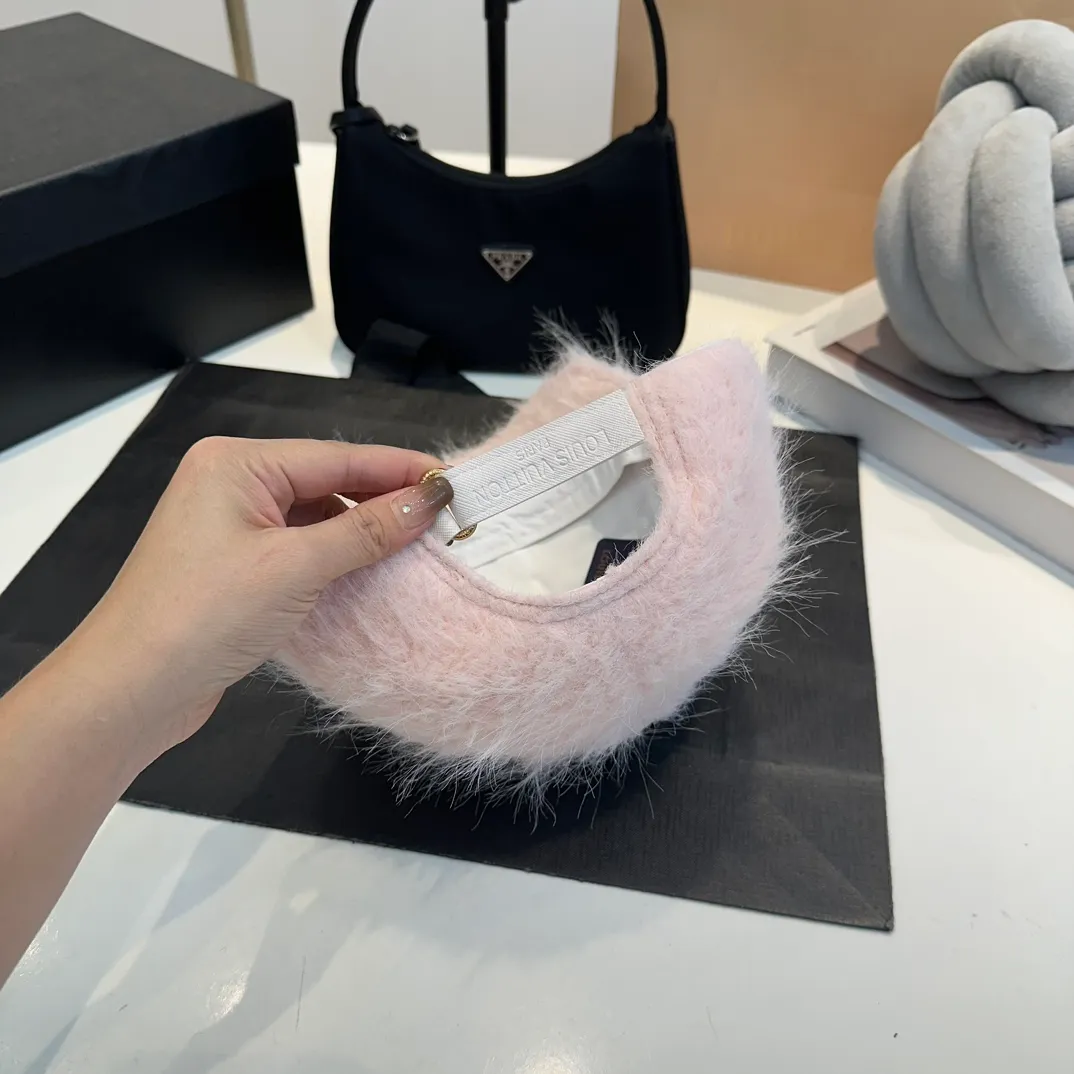 P70 Louis Vuitton LV plush autumn and winter new baseball cap, the design is super eye-catching and has a great brand feel