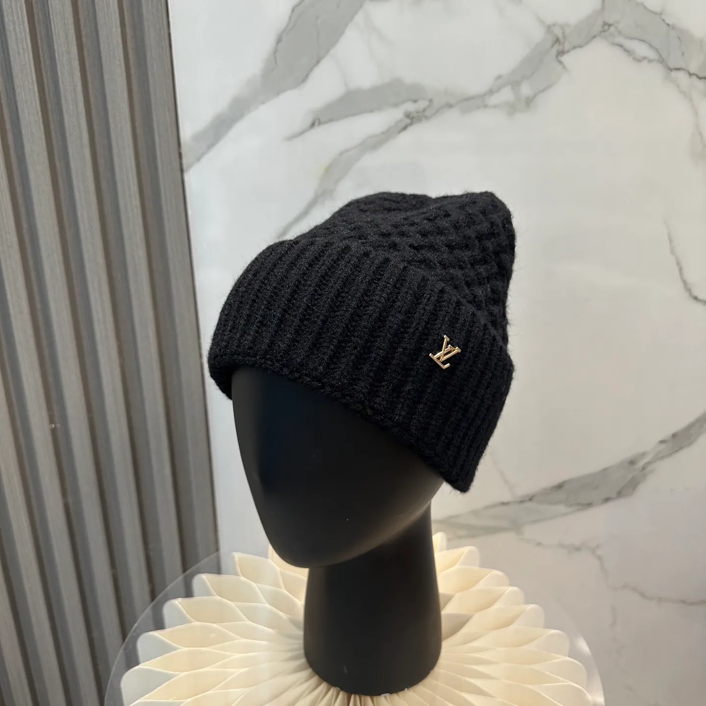 P56 ⚫️Lv new autumn and winter knitted hat, very versatile, unisex. Dear friends, you can see the details, the workmanship is neat, breathable and comfortable, and made of imported wool material! A must-have for fashionistas!