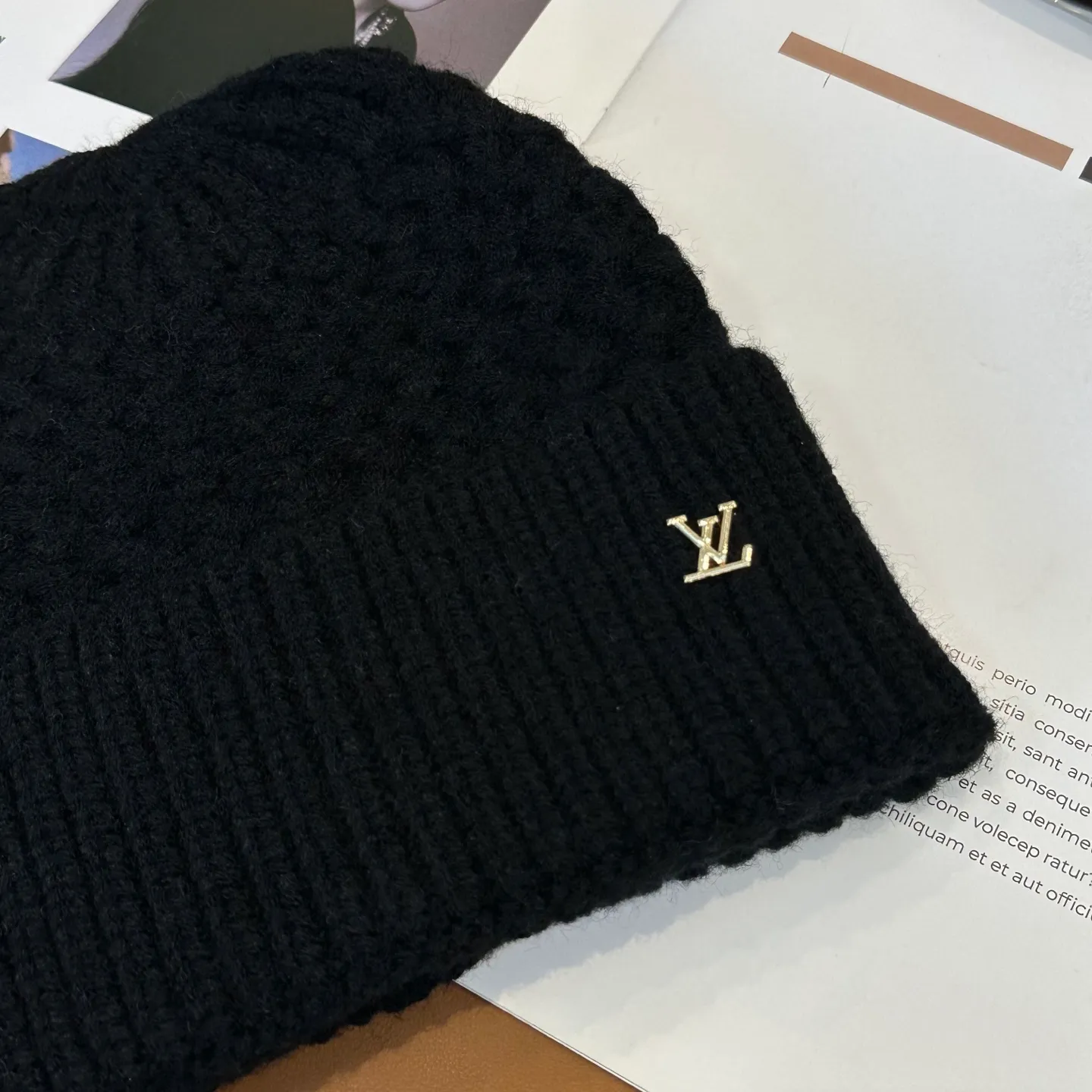 P56 ⚫️Lv new autumn and winter knitted hat, very versatile, unisex. Dear friends, you can see the details, the workmanship is neat, breathable and comfortable, and made of imported wool material! A must-have for fashionistas!