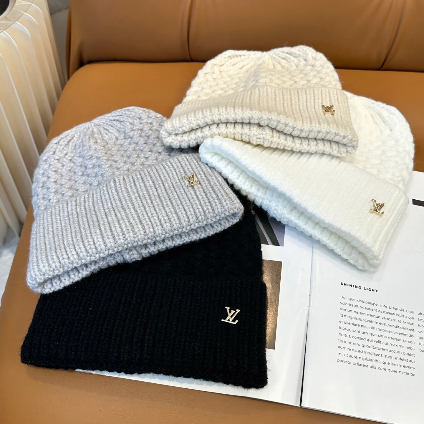 P56 ⚫️Lv new autumn and winter knitted hat, very versatile, unisex. Dear friends, you can see the details, the workmanship is neat, breathable and comfortable, and made of imported wool material! A must-have for fashionistas!