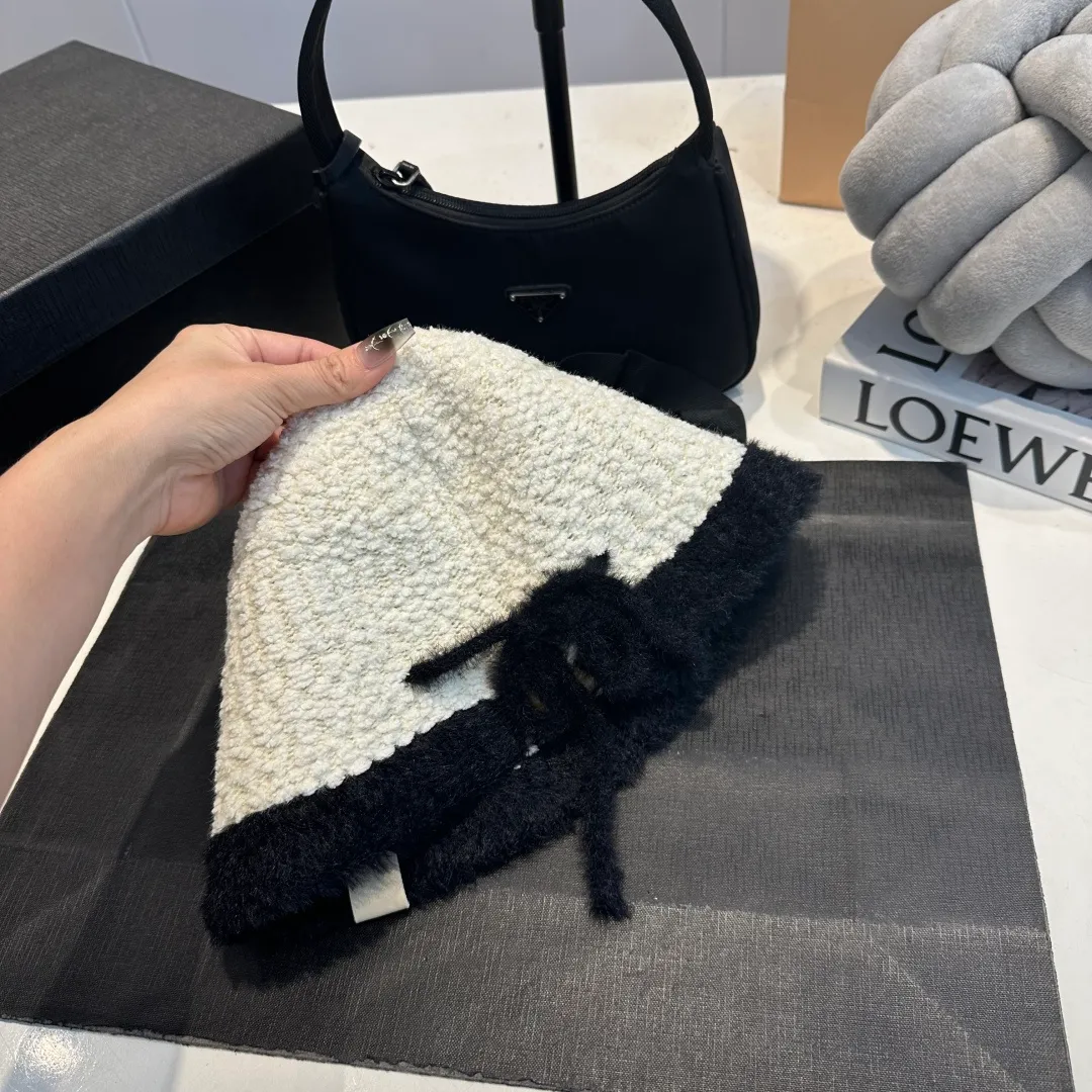 P70 LV Louis Vuitton new rabbit fur hat! High-end color series, the latest fisherman hat for autumn and winter ✨ Super elegant rabbit fur hat, white moonlight white🤍 🧊It is a perfect match in winter, the texture is invincible!