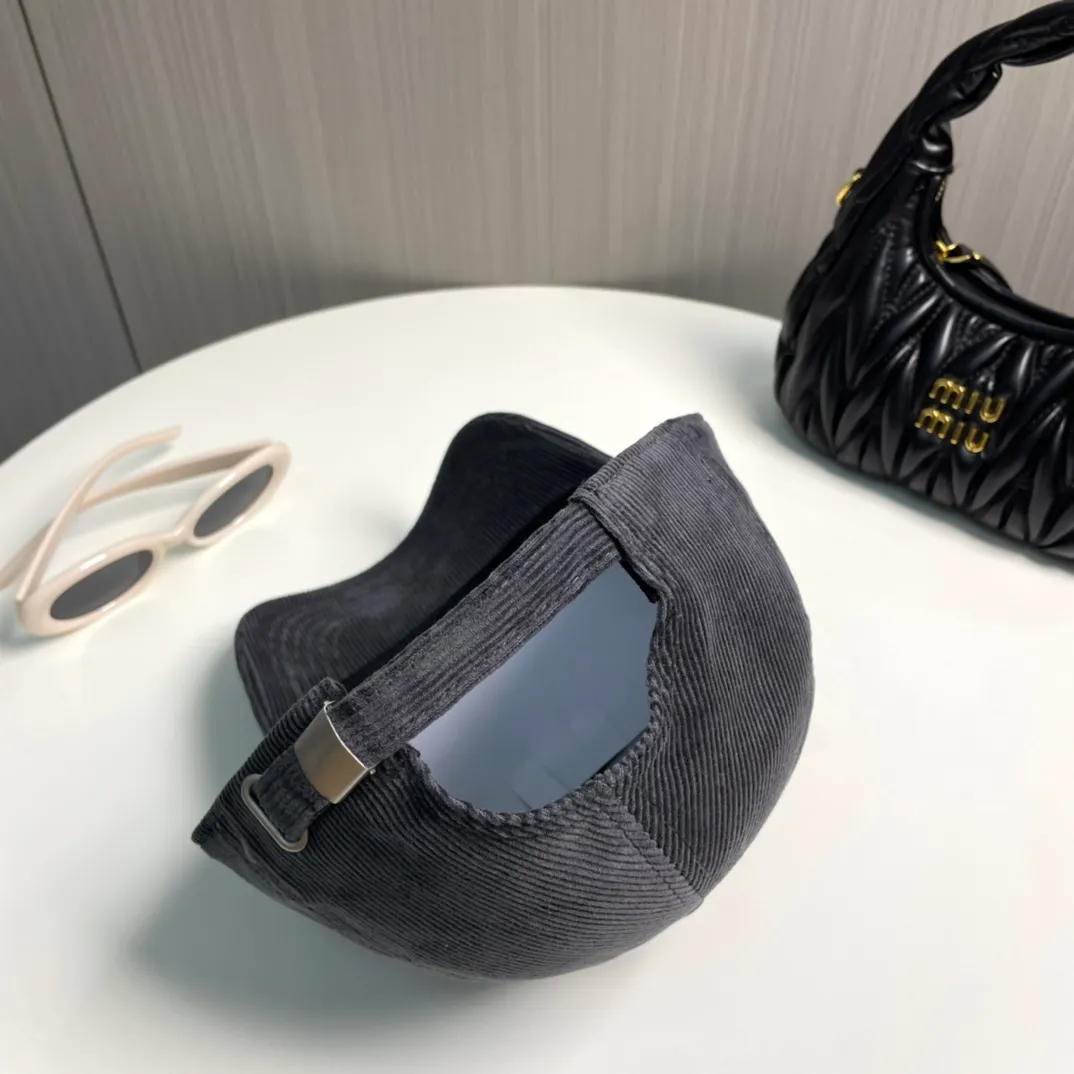 P60LV Louis Vuitton's new autumn and winter classic casual and trendy style corduroy simple baseball cap is now available🧢Japanese and Korean style, looks great with any combination! A must-have when traveling