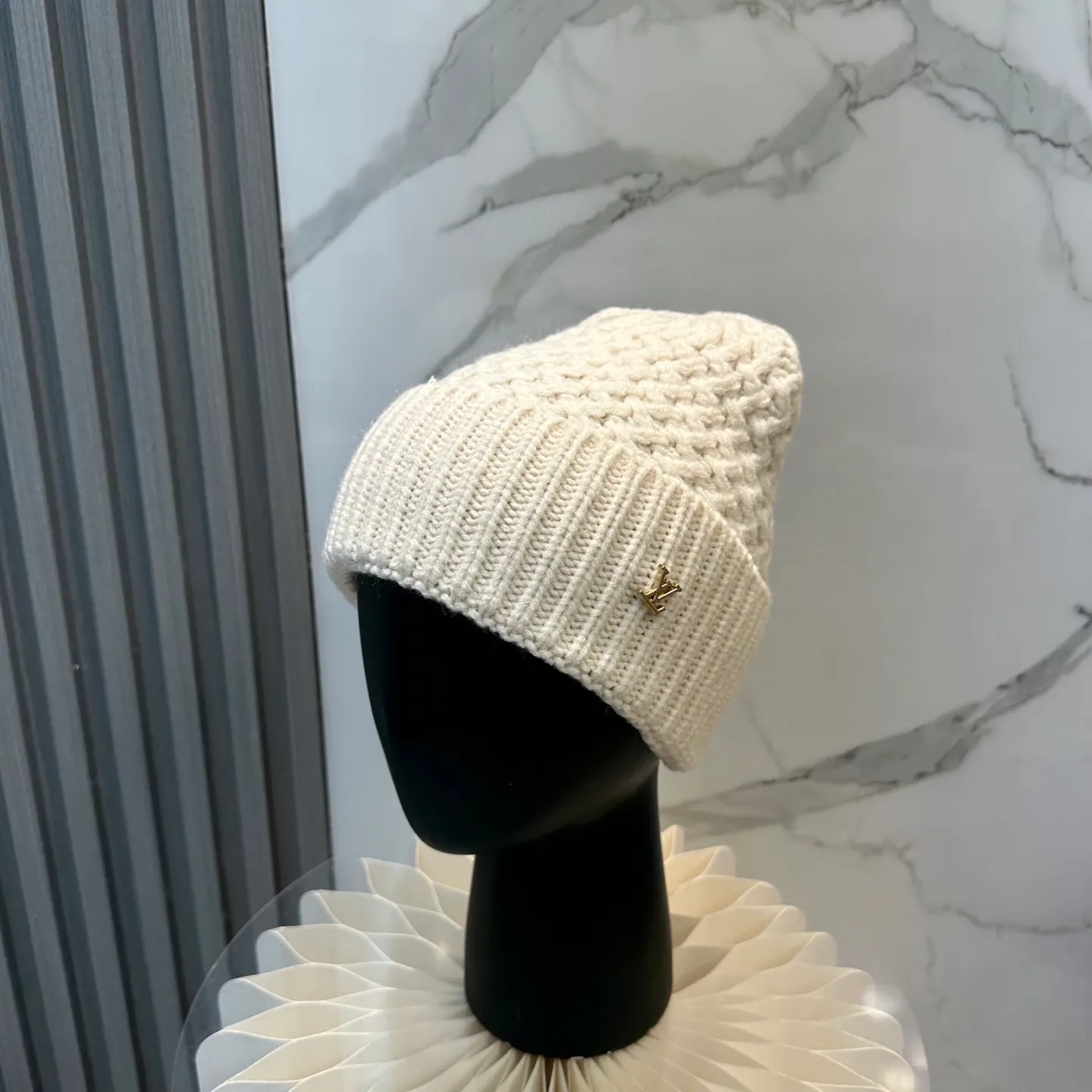 P46 ⚫️Lv new autumn and winter knitted hat, very versatile, unisex. Dear friends, you can see the details, the workmanship is neat, breathable and comfortable, and made of imported wool material! A must-have for fashionistas!