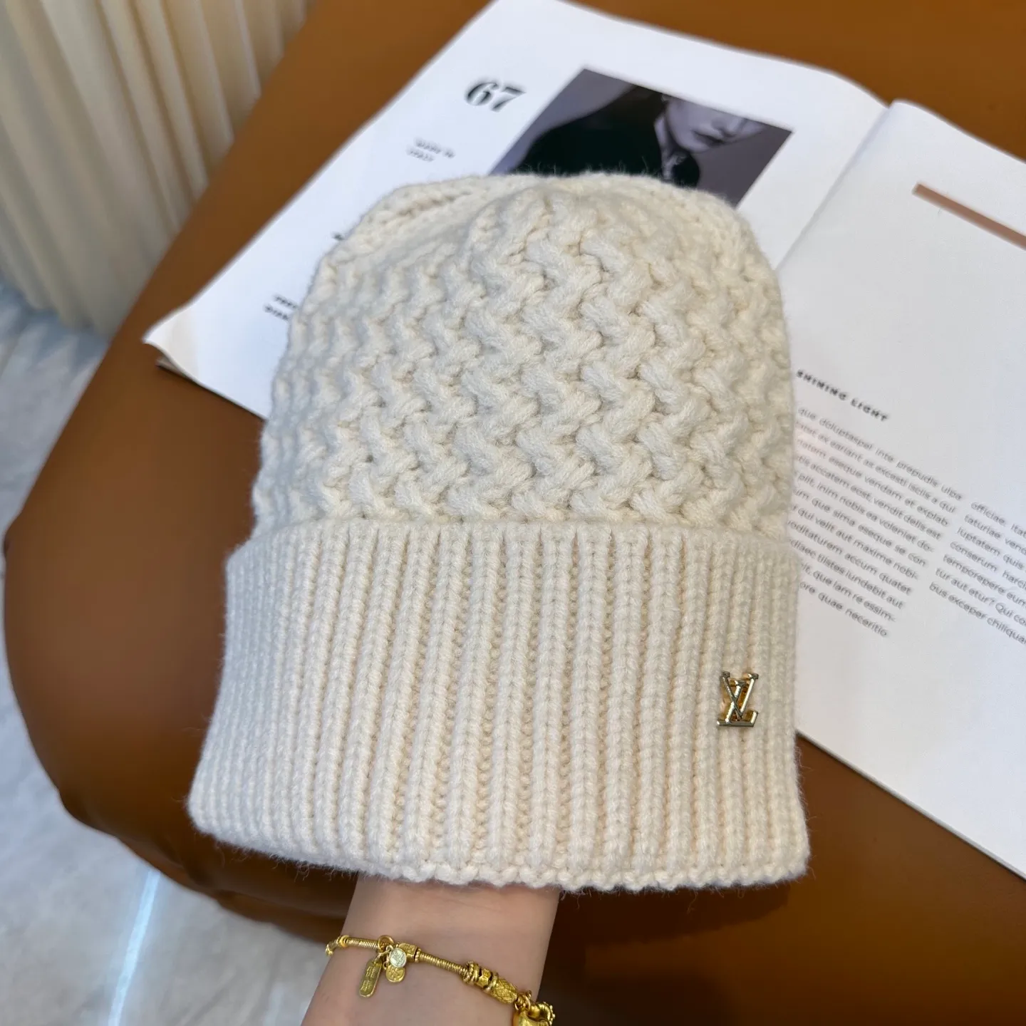 P46 ⚫️Lv new autumn and winter knitted hat, very versatile, unisex. Dear friends, you can see the details, the workmanship is neat, breathable and comfortable, and made of imported wool material! A must-have for fashionistas!