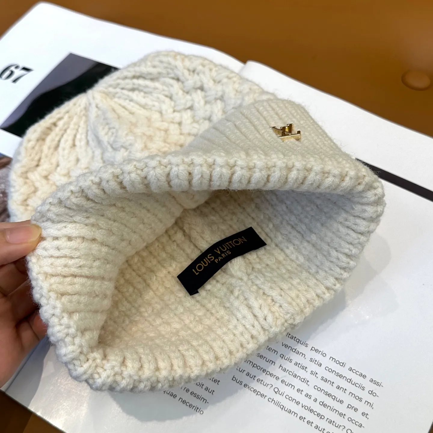 P46 ⚫️Lv new autumn and winter knitted hat, very versatile, unisex. Dear friends, you can see the details, the workmanship is neat, breathable and comfortable, and made of imported wool material! A must-have for fashionistas!