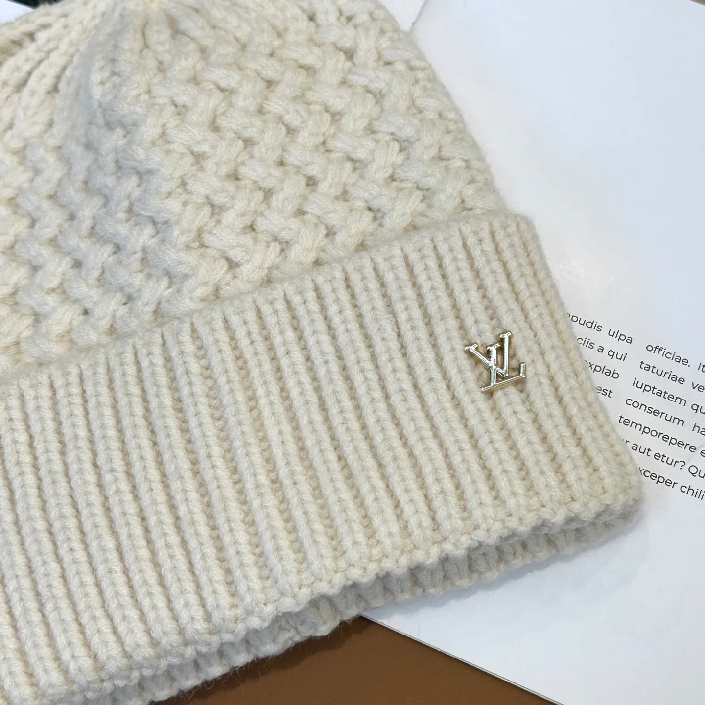 P46 ⚫️Lv new autumn and winter knitted hat, very versatile, unisex. Dear friends, you can see the details, the workmanship is neat, breathable and comfortable, and made of imported wool material! A must-have for fashionistas!