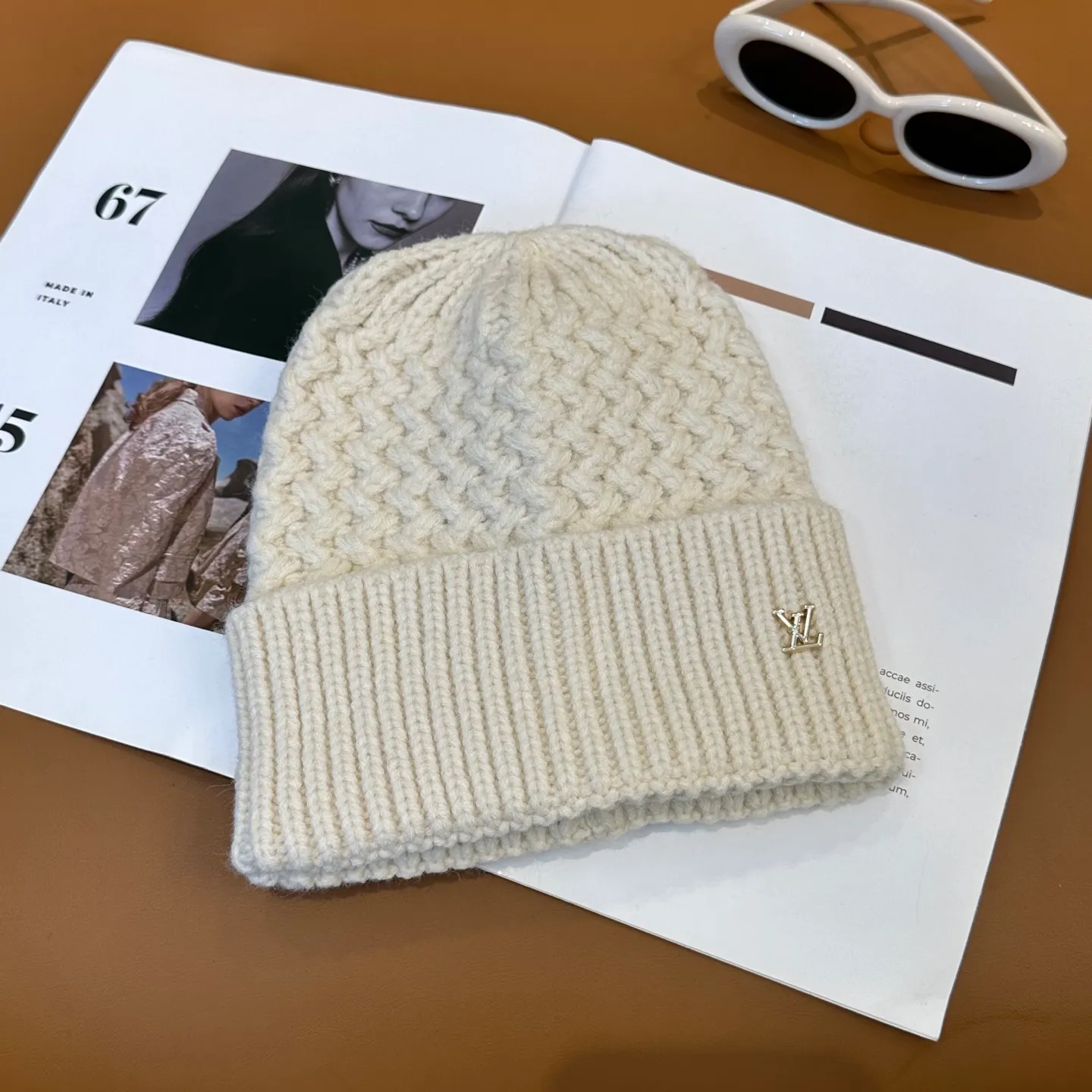 P46 ⚫️Lv new autumn and winter knitted hat, very versatile, unisex. Dear friends, you can see the details, the workmanship is neat, breathable and comfortable, and made of imported wool material! A must-have for fashionistas!