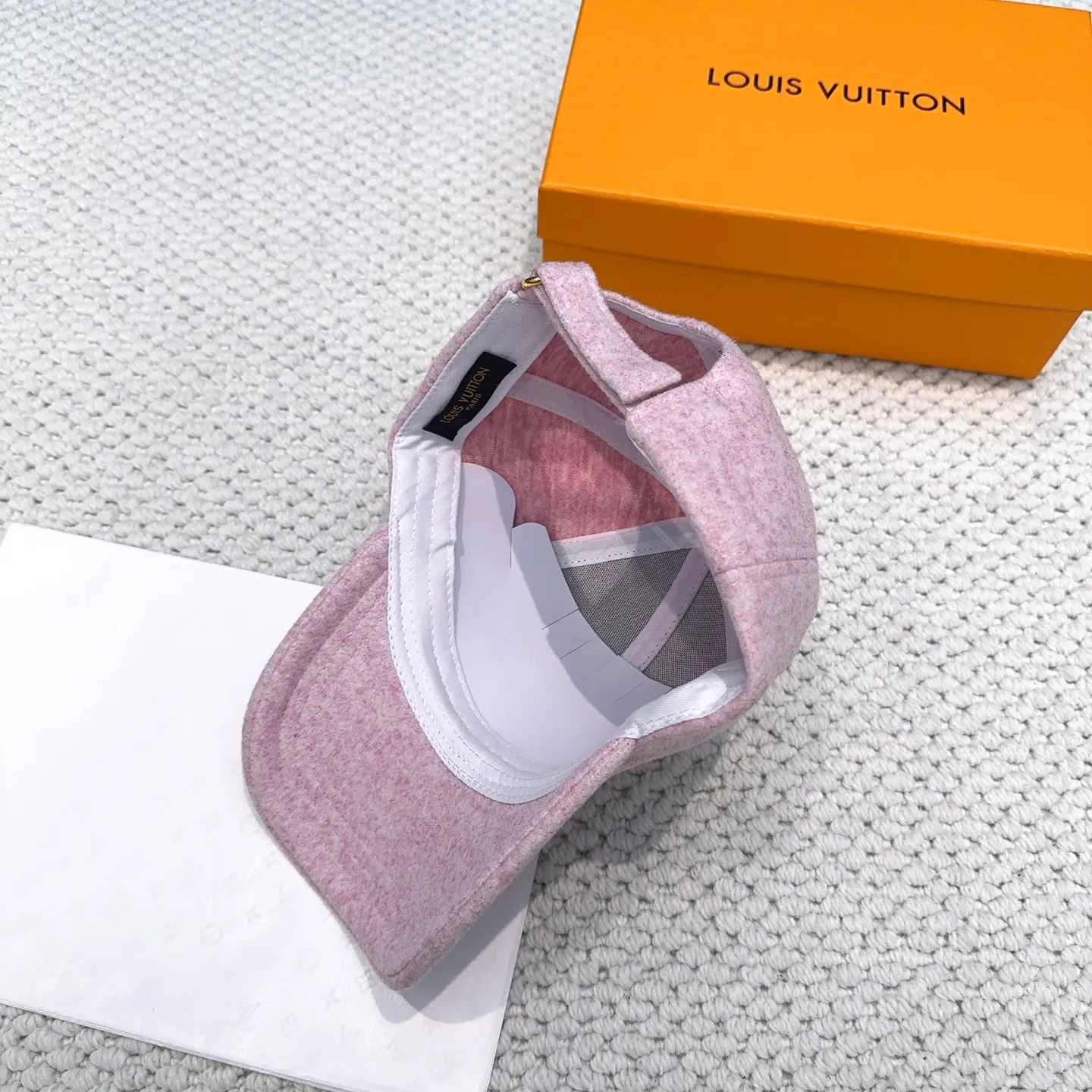 P60 LV Louis Vuitton's new autumn and winter classic casual and trendy style, simple baseball cap🧢Japanese and Korean style, looks great with any combination! A must-have when traveling