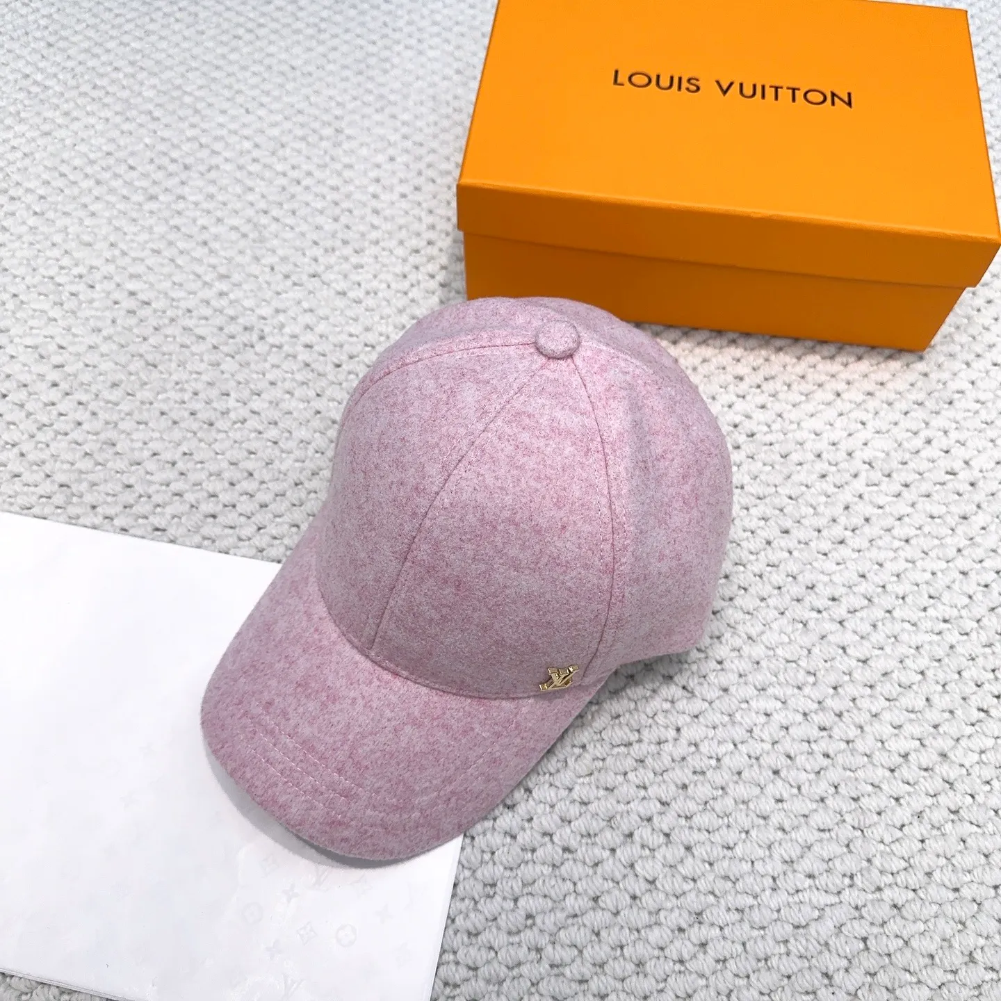 P60 LV Louis Vuitton's new autumn and winter classic casual and trendy style, simple baseball cap🧢Japanese and Korean style, looks great with any combination! A must-have when traveling