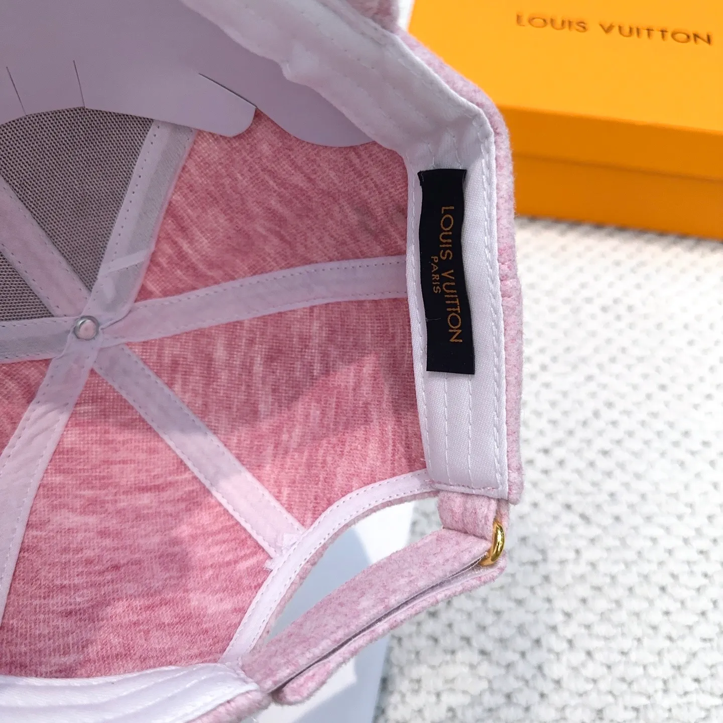 P60 LV Louis Vuitton's new autumn and winter classic casual and trendy style, simple baseball cap🧢Japanese and Korean style, looks great with any combination! A must-have when traveling