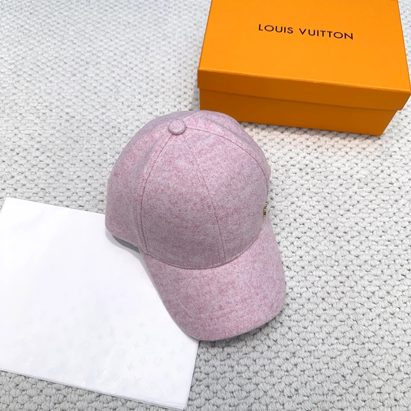 P60 LV Louis Vuitton's new autumn and winter classic casual and trendy style, simple baseball cap🧢Japanese and Korean style, looks great with any combination! A must-have when traveling