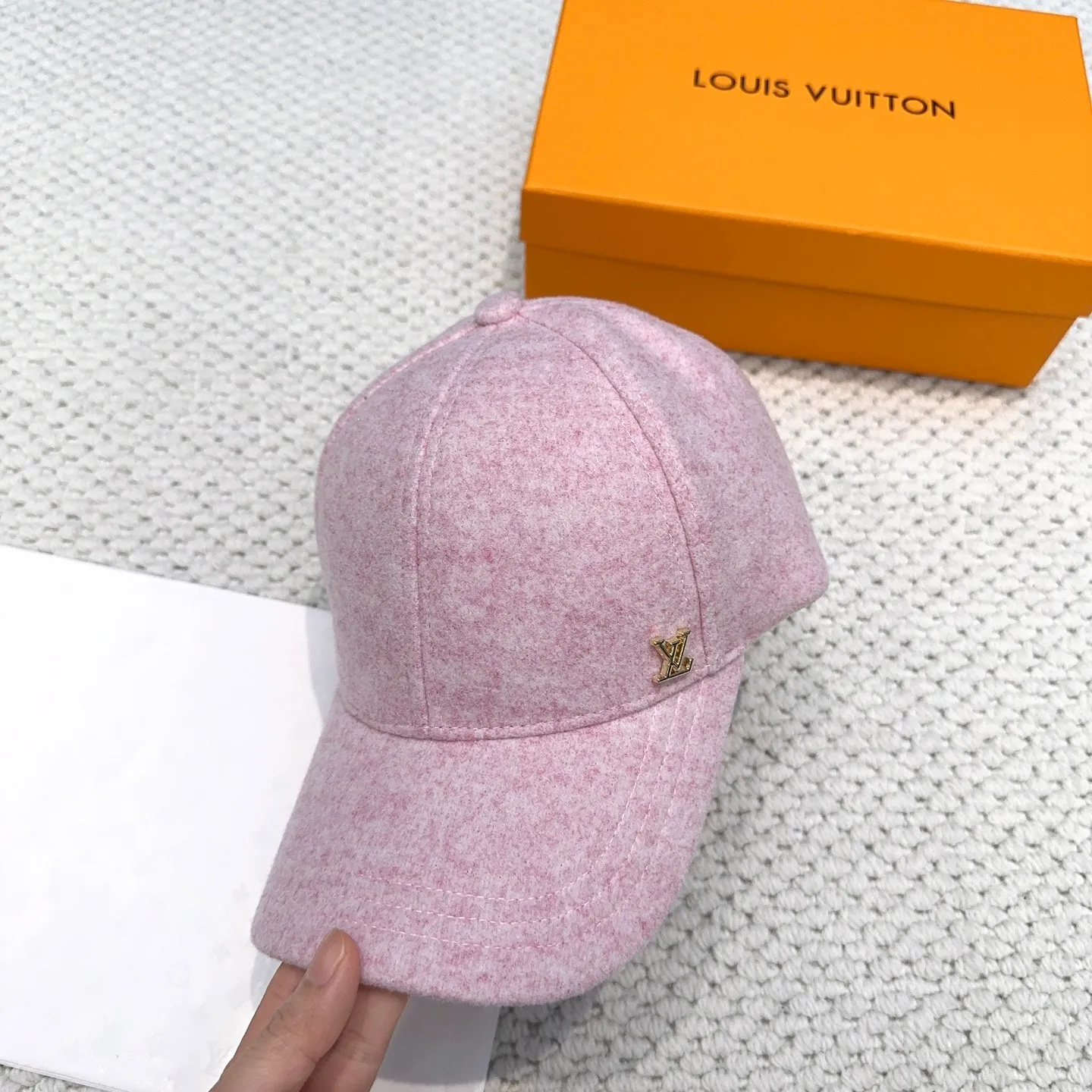 P60 LV Louis Vuitton's new autumn and winter classic casual and trendy style, simple baseball cap🧢Japanese and Korean style, looks great with any combination! A must-have when traveling
