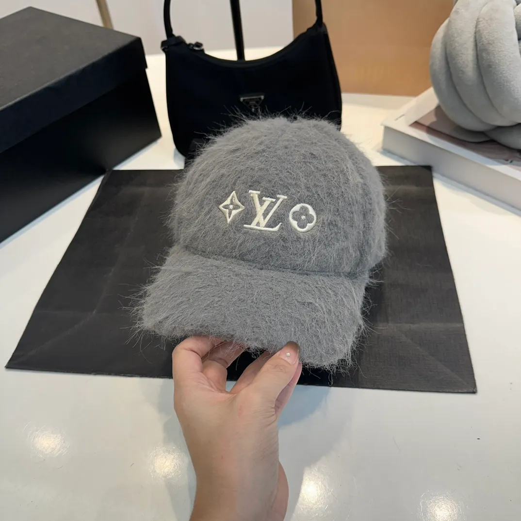 P70 Louis Vuitton LV plush autumn and winter new baseball cap, the design is super eye-catching and has a great brand feel