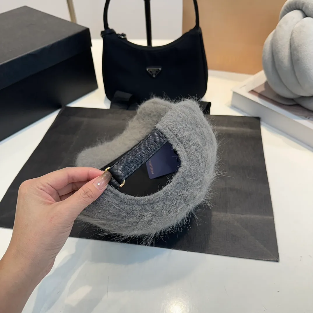 P70 Louis Vuitton LV plush autumn and winter new baseball cap, the design is super eye-catching and has a great brand feel