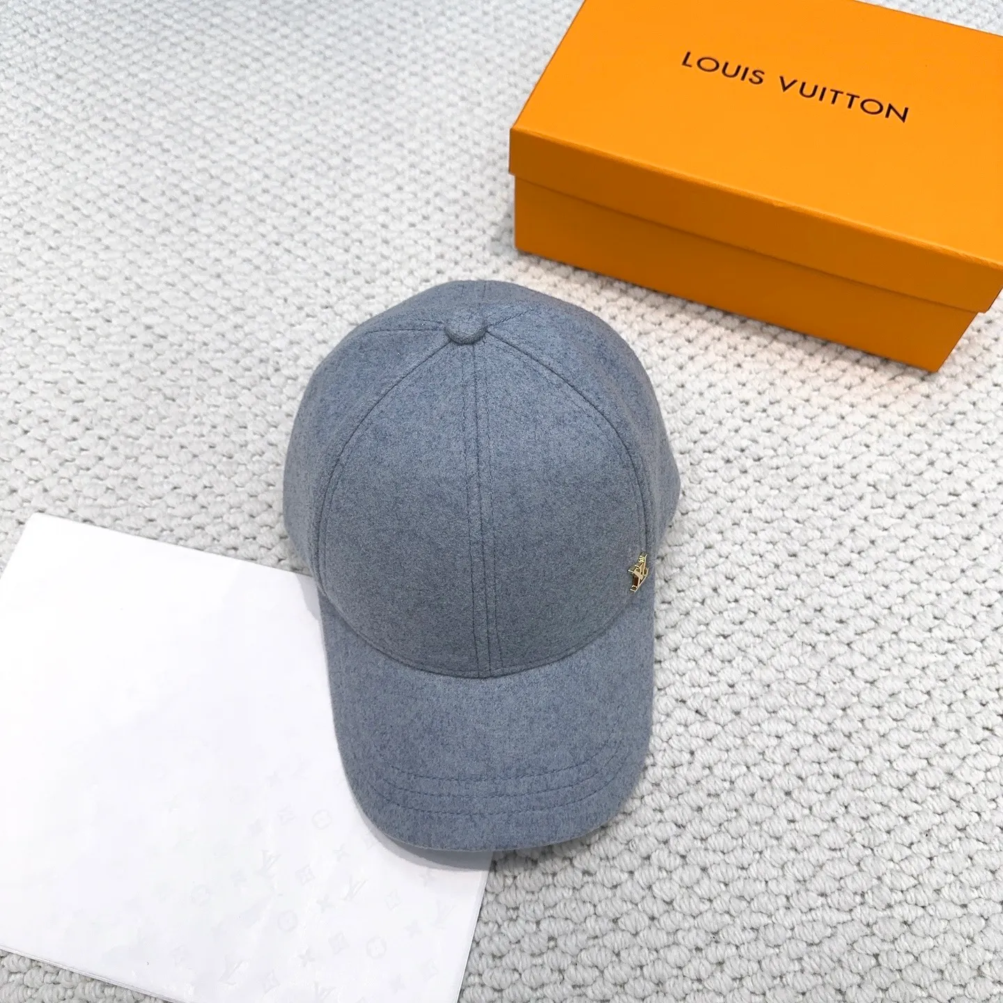 P60 LV Louis Vuitton's new autumn and winter classic casual and trendy style, simple baseball cap🧢Japanese and Korean style, looks great with any combination! A must-have when traveling