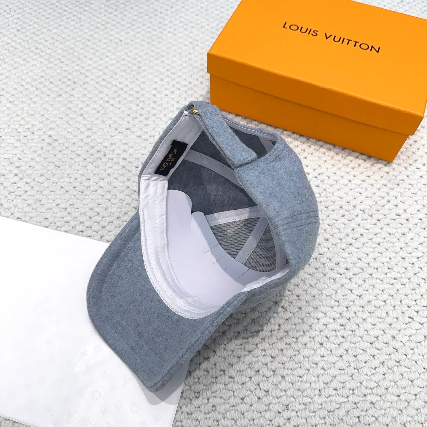 P60 LV Louis Vuitton's new autumn and winter classic casual and trendy style, simple baseball cap🧢Japanese and Korean style, looks great with any combination! A must-have when traveling