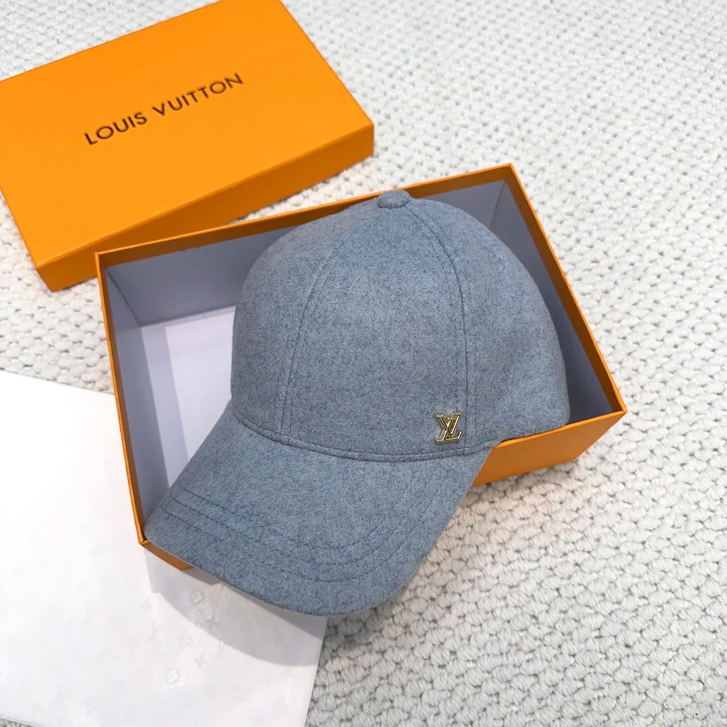 P60 LV Louis Vuitton's new autumn and winter classic casual and trendy style, simple baseball cap🧢Japanese and Korean style, looks great with any combination! A must-have when traveling