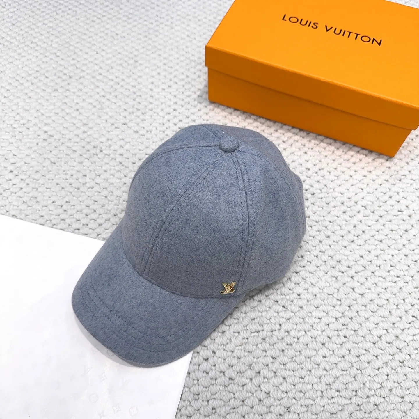 P60 LV Louis Vuitton's new autumn and winter classic casual and trendy style, simple baseball cap🧢Japanese and Korean style, looks great with any combination! A must-have when traveling