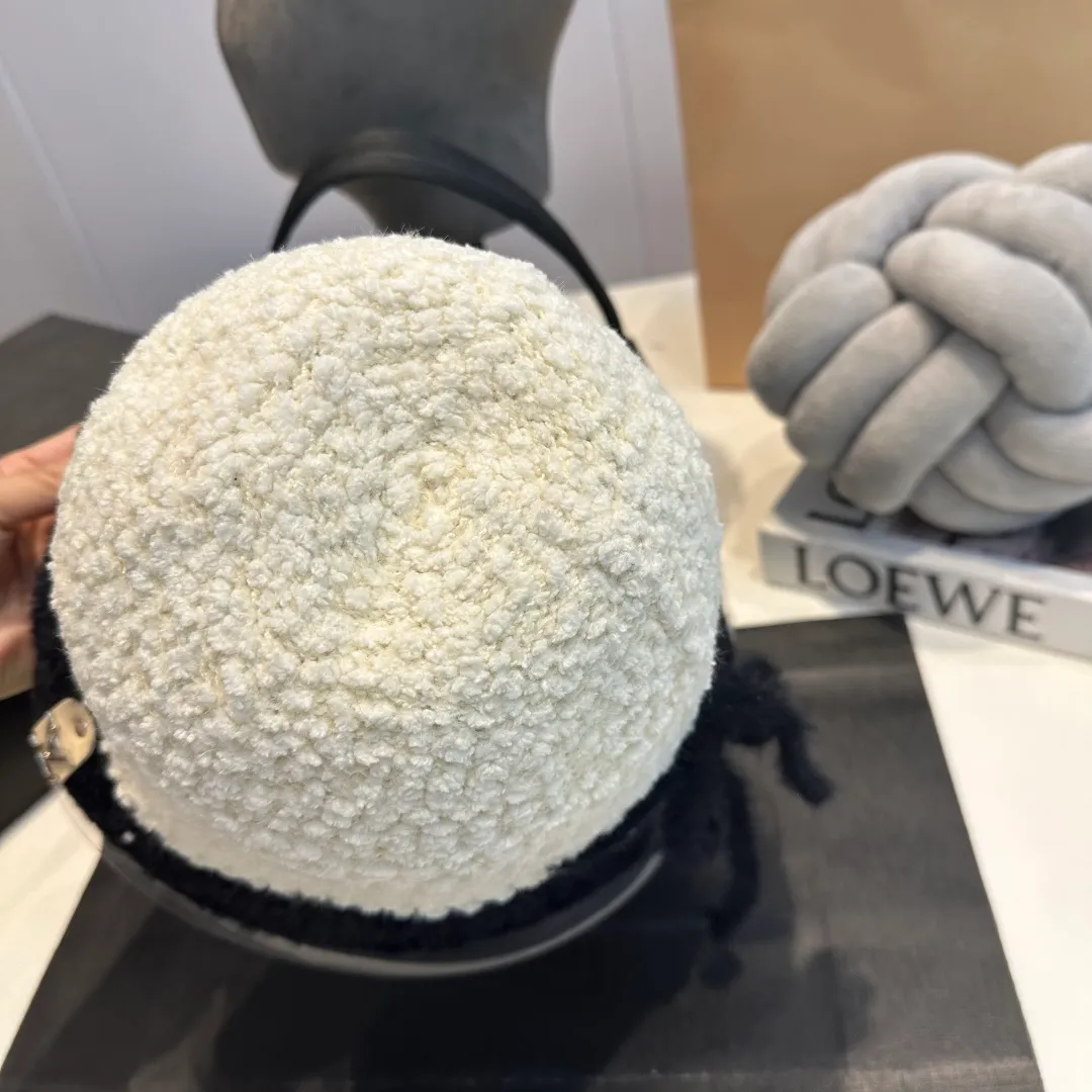 P70 LV Louis Vuitton new rabbit fur hat! High-end color series, the latest fisherman hat for autumn and winter ✨ Super elegant rabbit fur hat, white moonlight white🤍 🧊It is a perfect match in winter, the texture is invincible!