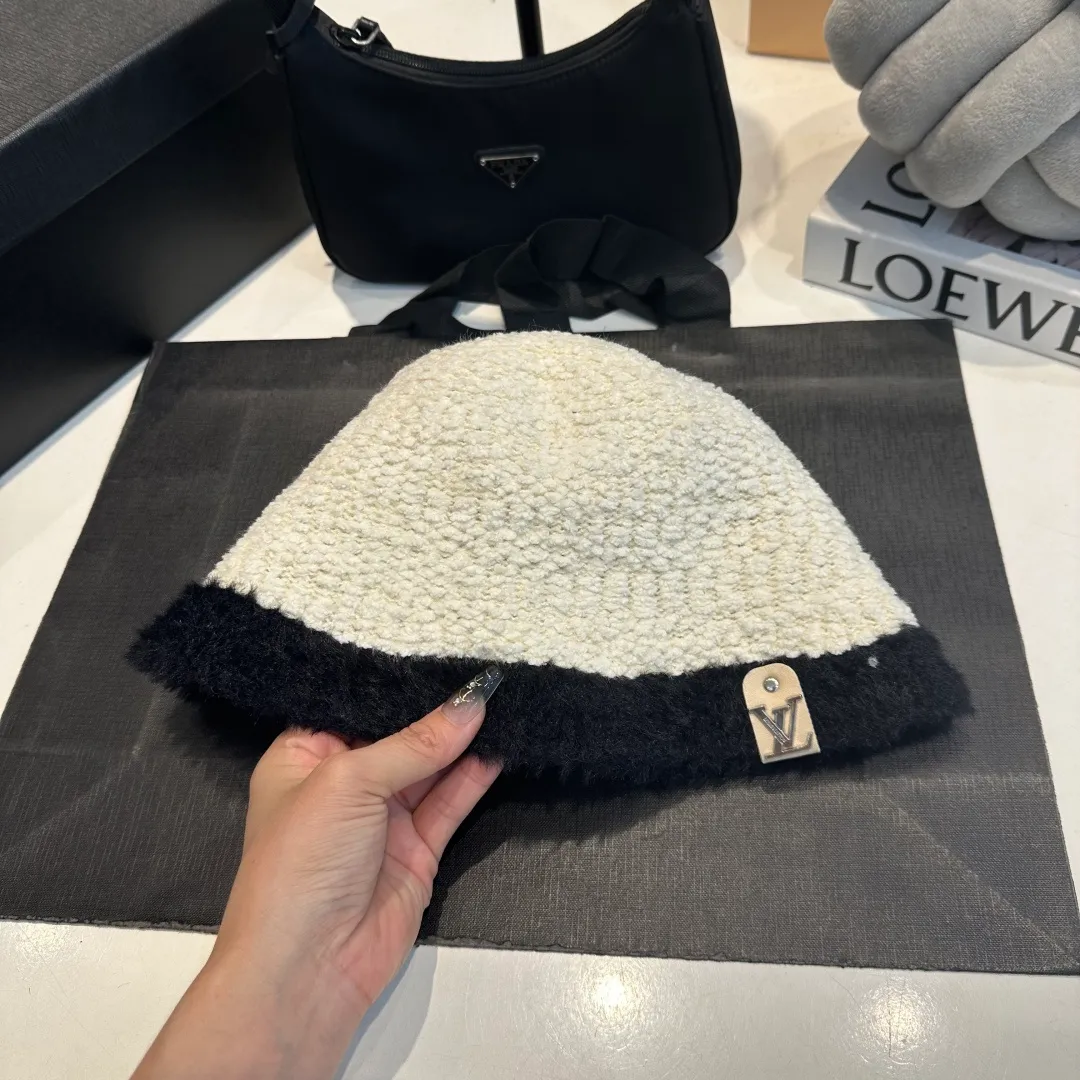 P70 LV Louis Vuitton new rabbit fur hat! High-end color series, the latest fisherman hat for autumn and winter ✨ Super elegant rabbit fur hat, white moonlight white🤍 🧊It is a perfect match in winter, the texture is invincible!