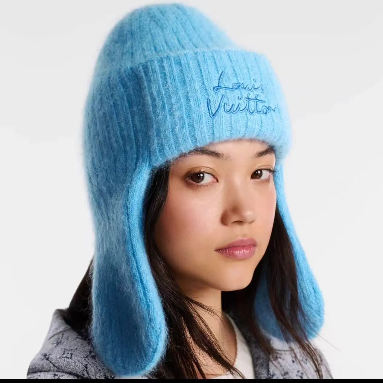 Special P96 💛 LV’s new ear protection knitted hat is made of soft wool blend, warm and comfortable, a must-have for autumn and winter. It has a handwritten embroidered logo on the front, which is highly recognizable. The toe design + draped earmuffs modify the face and are windproof. It is great for commuting and taking outdoor photos. The blue is fresh and white, and it adds a sense of atmosphere when paired with a coat and sweater. It is a practical and fashionable autumn and winter item 👍