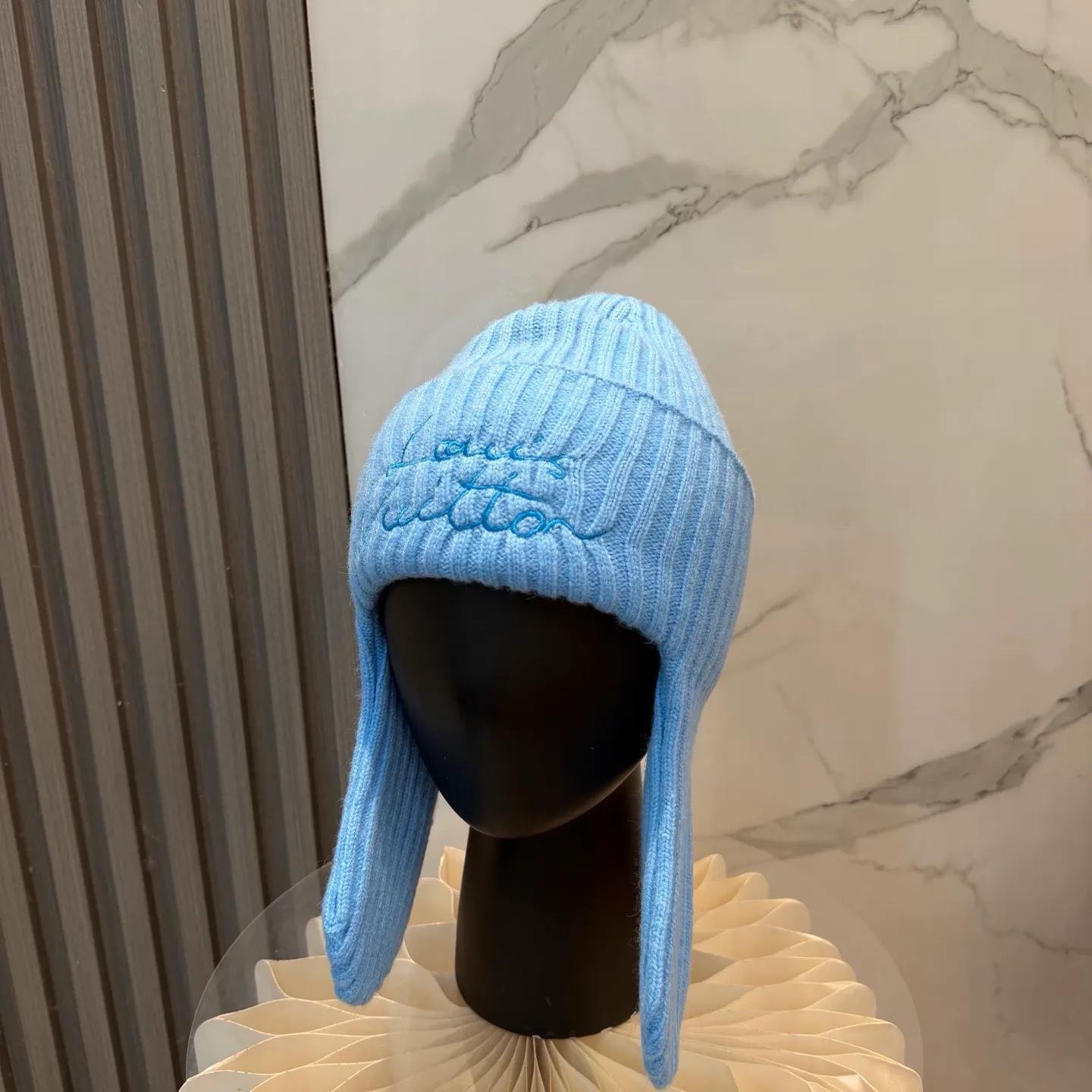 Special P96 💛 LV’s new ear protection knitted hat is made of soft wool blend, warm and comfortable, a must-have for autumn and winter. It has a handwritten embroidered logo on the front, which is highly recognizable. The toe design + draped earmuffs modify the face and are windproof. It is great for commuting and taking outdoor photos. The blue is fresh and white, and it adds a sense of atmosphere when paired with a coat and sweater. It is a practical and fashionable autumn and winter item 👍