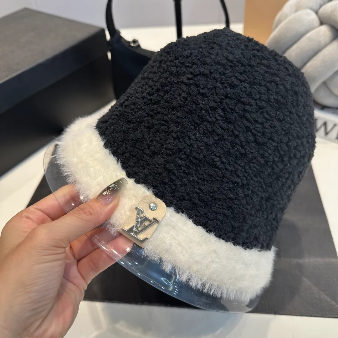 P70 LV Louis Vuitton new rabbit fur hat! High-end color series, the latest fisherman hat for autumn and winter ✨ Super elegant rabbit fur hat, white moonlight white🤍 🧊It is a perfect match in winter, the texture is invincible!