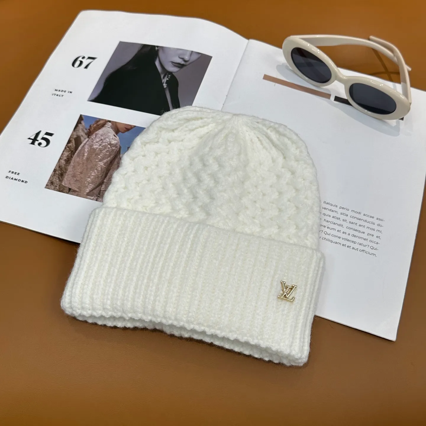 P46 ⚫️Lv new autumn and winter knitted hat, very versatile, unisex. Dear friends, you can see the details, the workmanship is neat, breathable and comfortable, and made of imported wool material! A must-have for fashionistas!