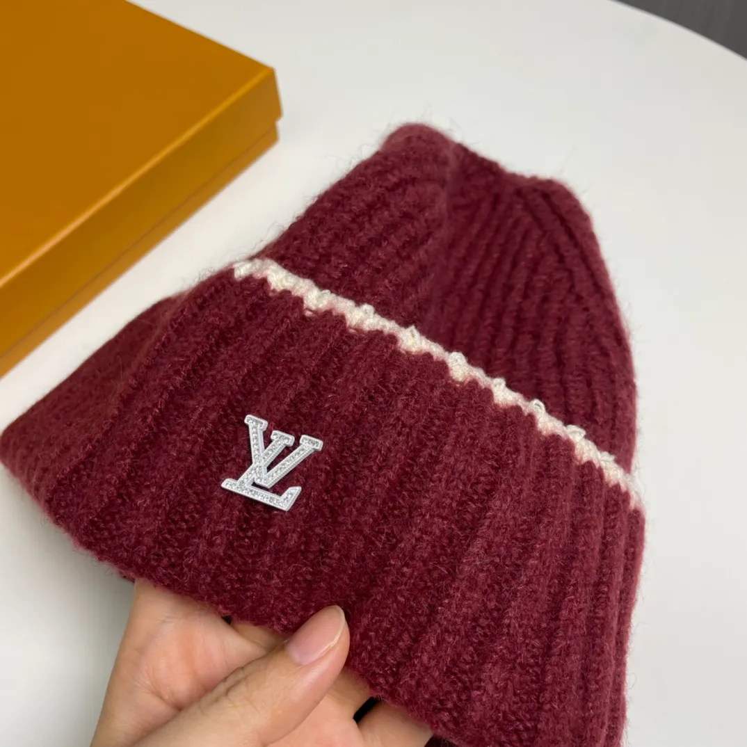 P66 🔥Lv Louis Vuitton's new autumn and winter knitted beanie, very versatile, unisex. Dear friends, you can see the details, the workmanship is neat, breathable and comfortable, and made of imported wool material! A must-have for fashionistas!