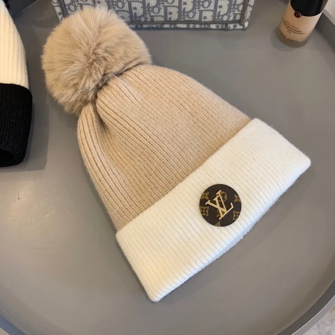 p100 Classic LV woolen hat. One of the most beautiful items in autumn and winter. Rabbit hair ball. The hair is very tight and textured! 3 colors~ Very photogenic when taking photos👋
