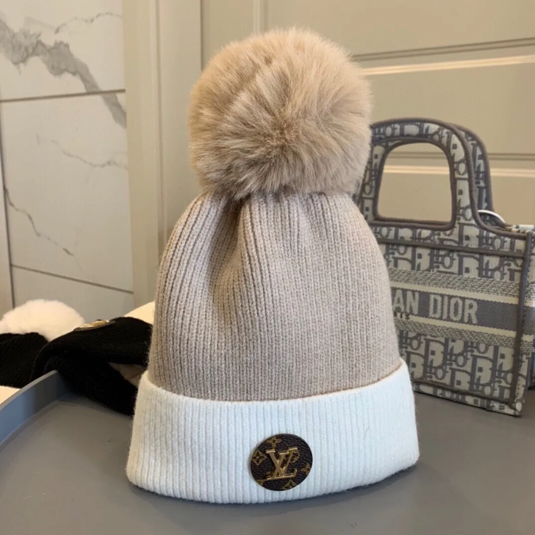 p100 Classic LV woolen hat. One of the most beautiful items in autumn and winter. Rabbit hair ball. The hair is very tight and textured! 3 colors~ Very photogenic when taking photos👋