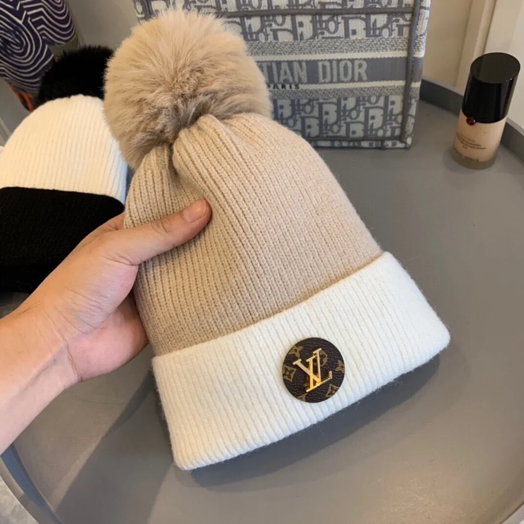 p100 Classic LV woolen hat. One of the most beautiful items in autumn and winter. Rabbit hair ball. The hair is very tight and textured! 3 colors~ Very photogenic when taking photos👋
