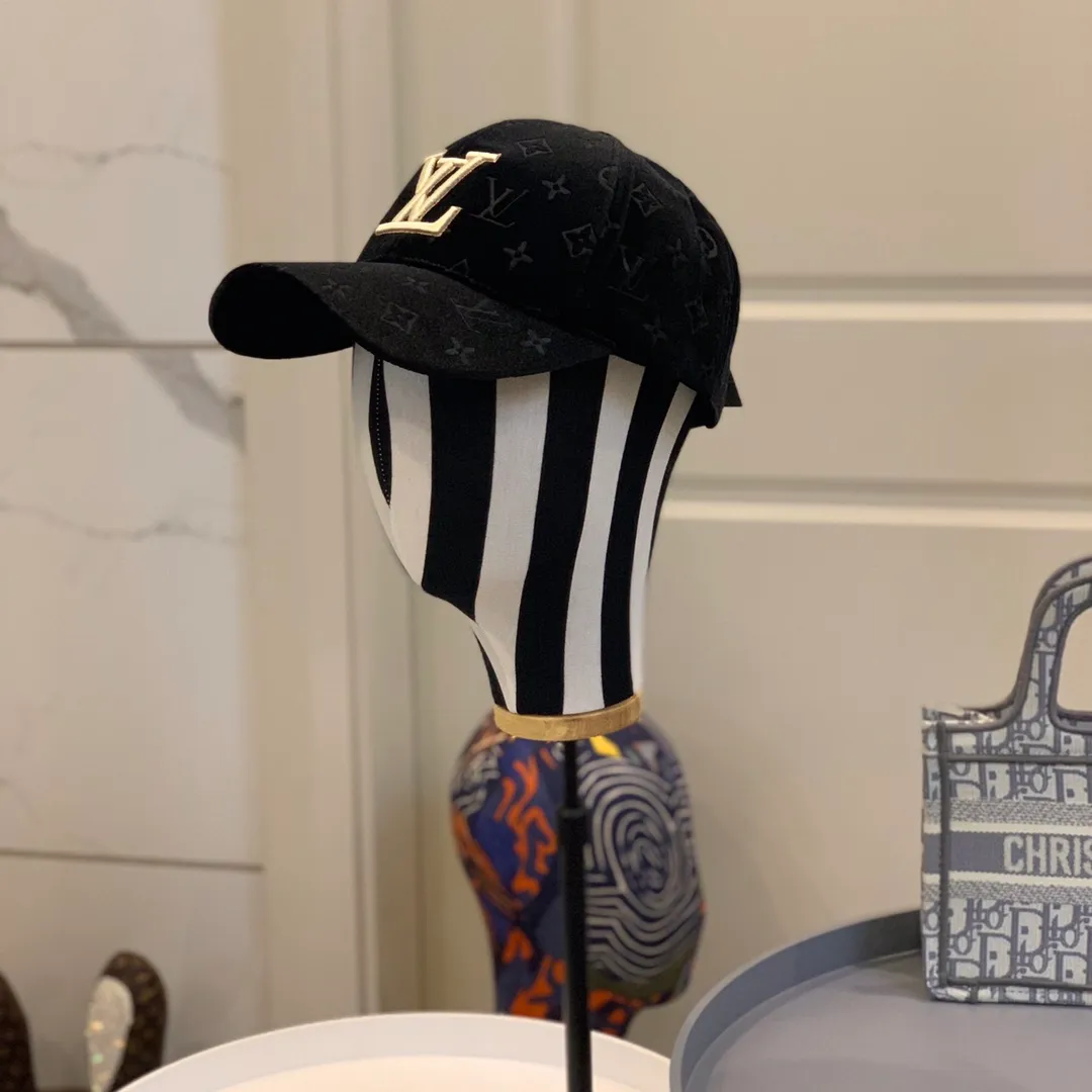 P100 LV new autumn and winter corduroy letter logo baseball cap! Low-key luxury style, the hat is of good quality, perfect for autumn and winter!