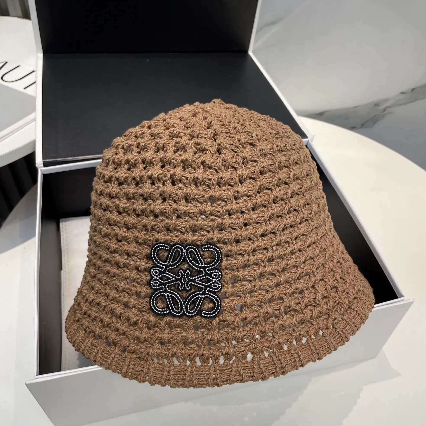 P66 LOEWE's new knitted basin hat, made of high density, a super tasteful knitted hat ~ the first choice for going out on the street! The shape of the hat is super nice, the color is perfect, and it’s light to carry! A must-have for little fairies🧚Head circumference 57cm