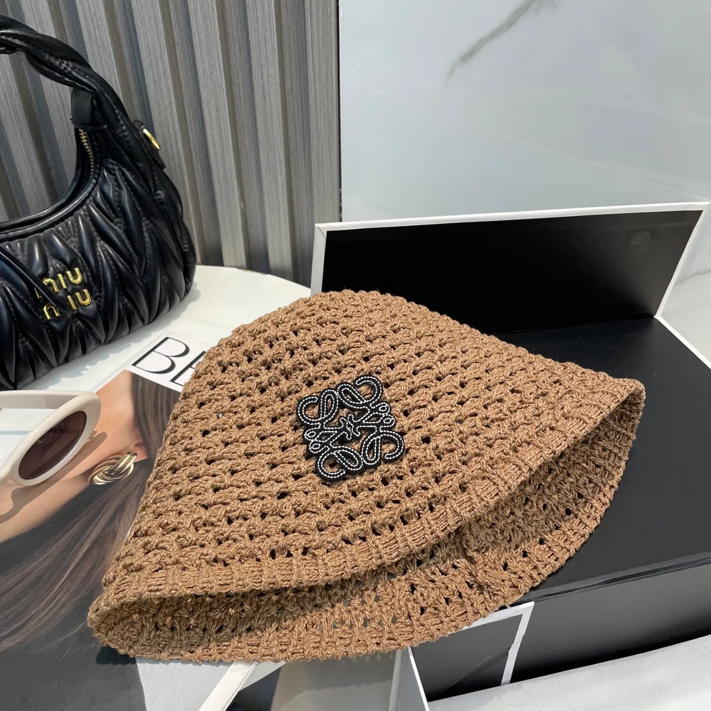 P66 LOEWE's new knitted basin hat, made of high density, a super tasteful knitted hat ~ the first choice for going out on the street! The shape of the hat is super nice, the color is perfect, and it’s light to carry! A must-have for little fairies🧚Head circumference 57cm