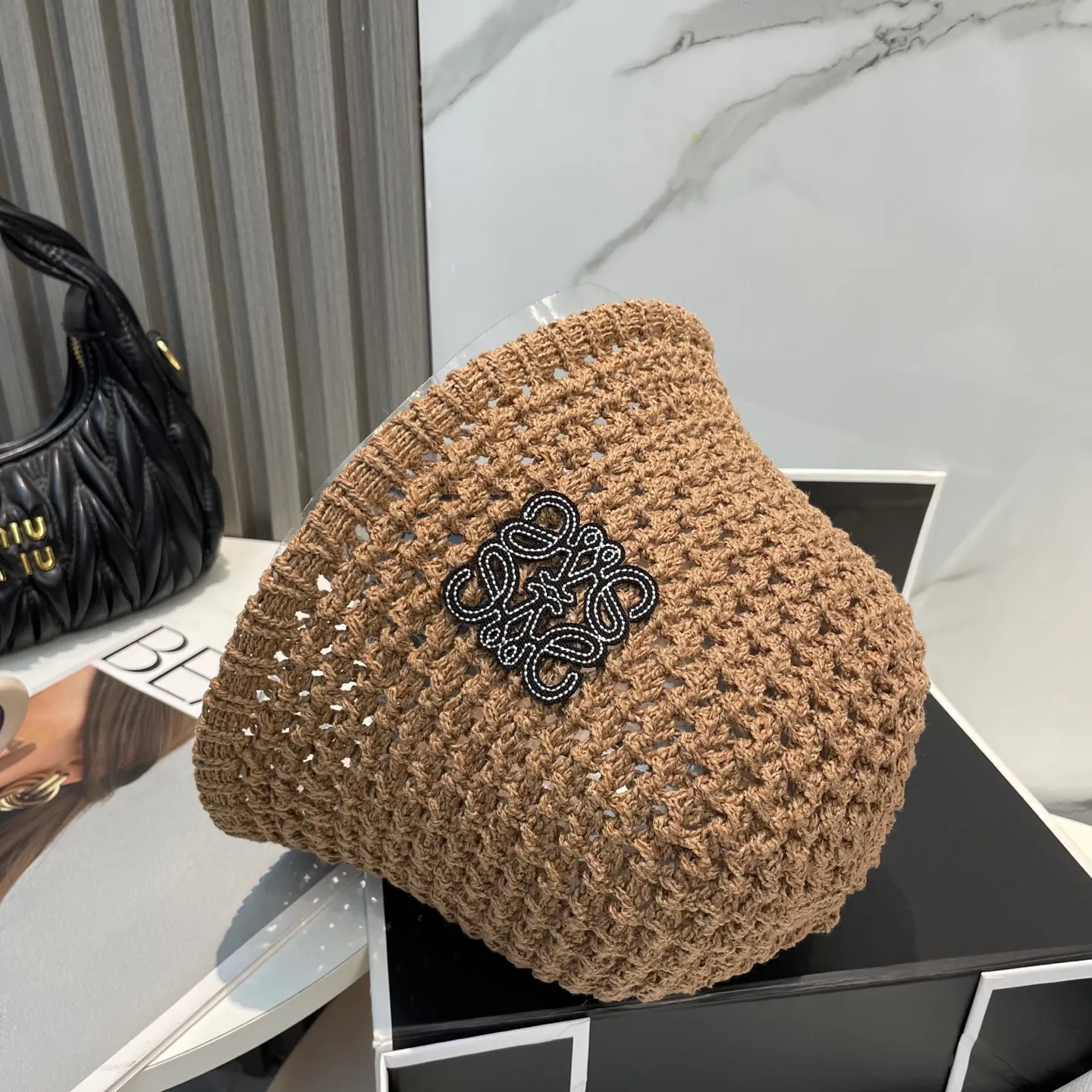 P66 LOEWE's new knitted basin hat, made of high density, a super tasteful knitted hat ~ the first choice for going out on the street! The shape of the hat is super nice, the color is perfect, and it’s light to carry! A must-have for little fairies🧚Head circumference 57cm