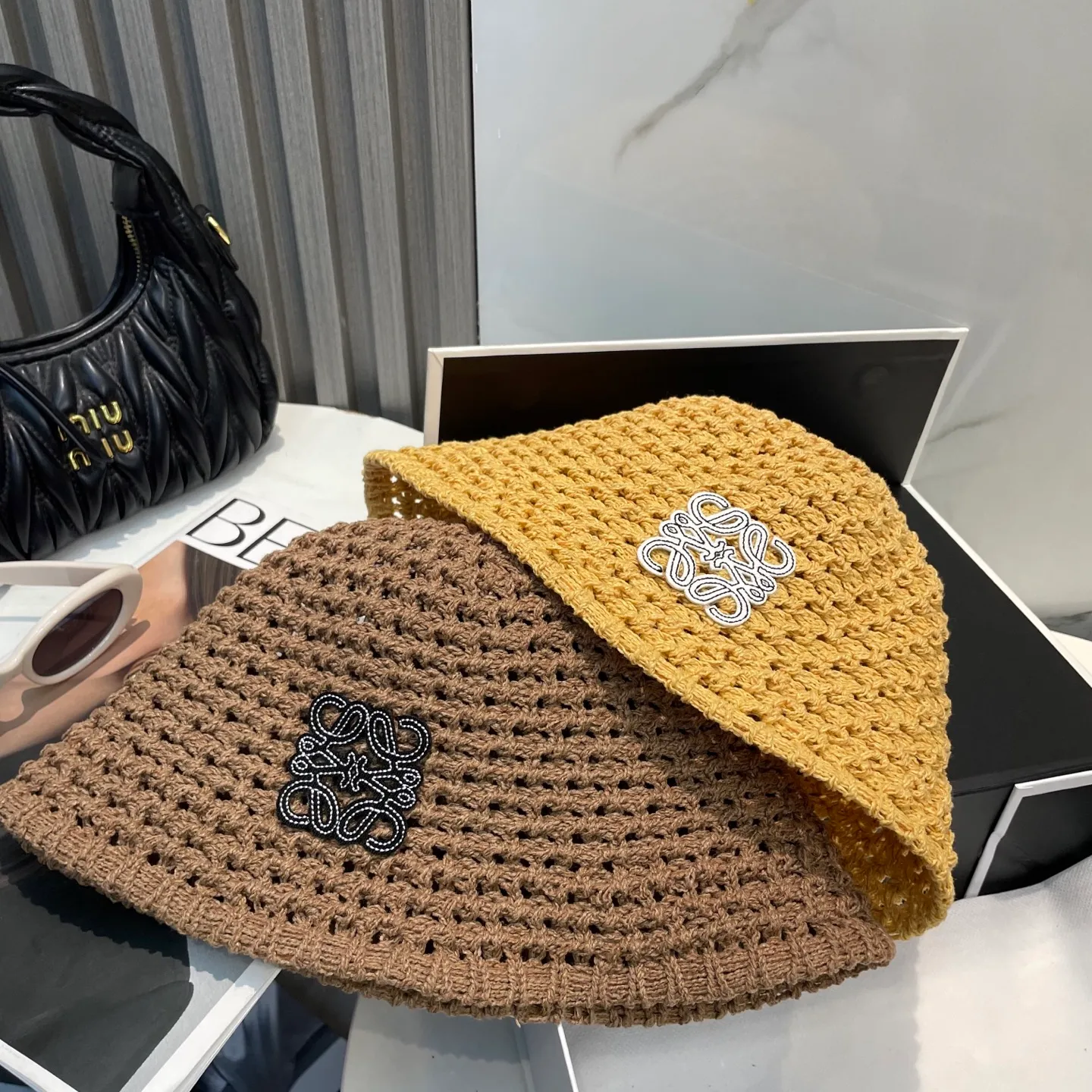 P66 LOEWE's new knitted basin hat, made of high density, a super tasteful knitted hat ~ the first choice for going out on the street! The shape of the hat is super nice, the color is perfect, and it’s light to carry! A must-have for little fairies🧚Head circumference 57cm