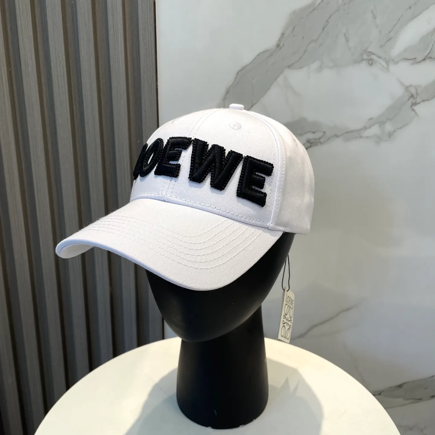 P70 🧢Loewe~New baseball cap🧢, simple embroidered classic logo, super texture👍, exquisite big-name style, a must-have artifact for goddesses, couple style