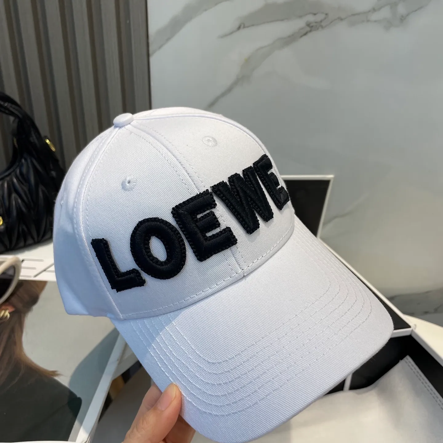P70 🧢Loewe~New baseball cap🧢, simple embroidered classic logo, super texture👍, exquisite big-name style, a must-have artifact for goddesses, couple style