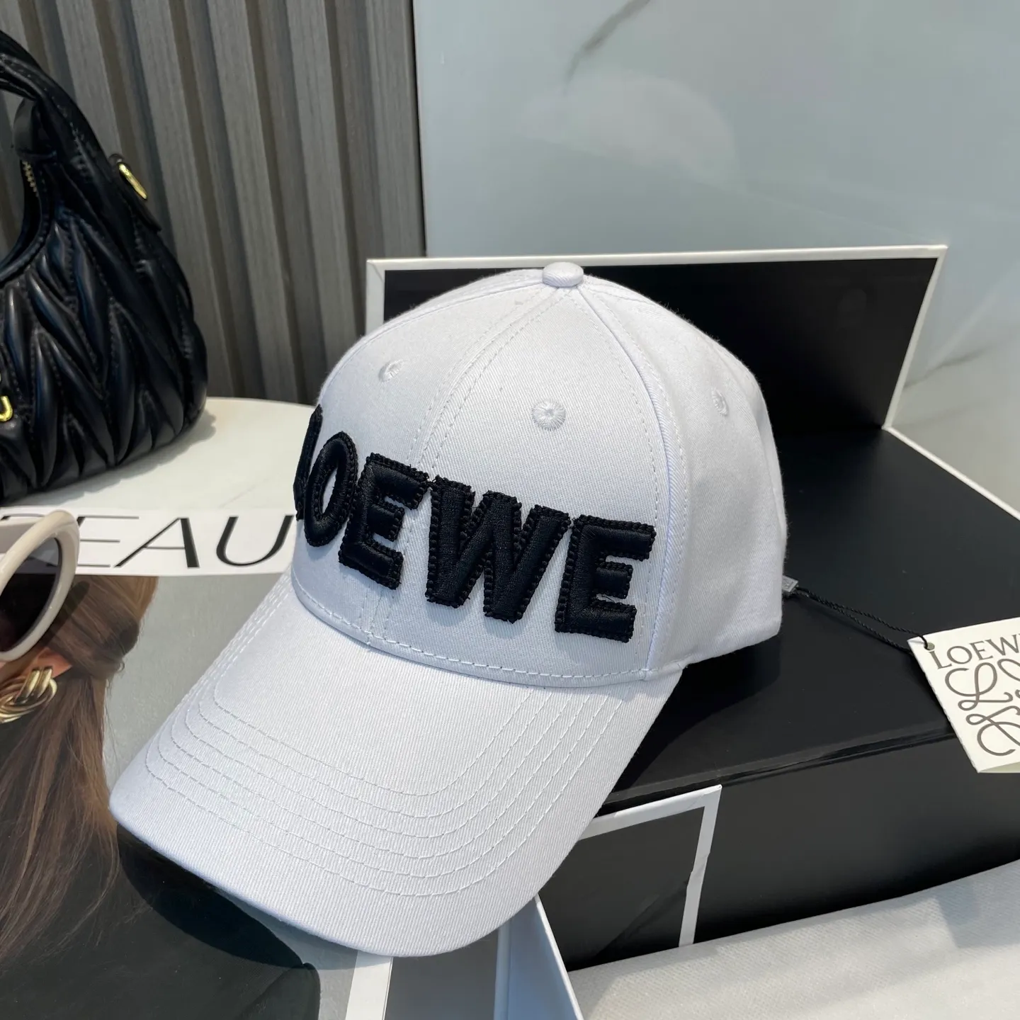 P70 🧢Loewe~New baseball cap🧢, simple embroidered classic logo, super texture👍, exquisite big-name style, a must-have artifact for goddesses, couple style