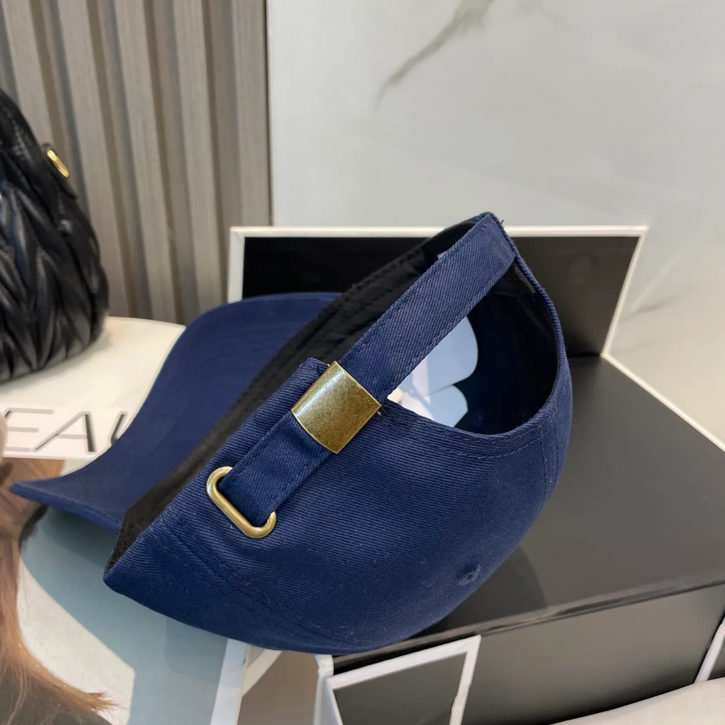 P70 🧢Loewe~New baseball cap🧢, simple embroidered classic logo, super texture👍, exquisite big-name style, a must-have artifact for goddesses, couple style
