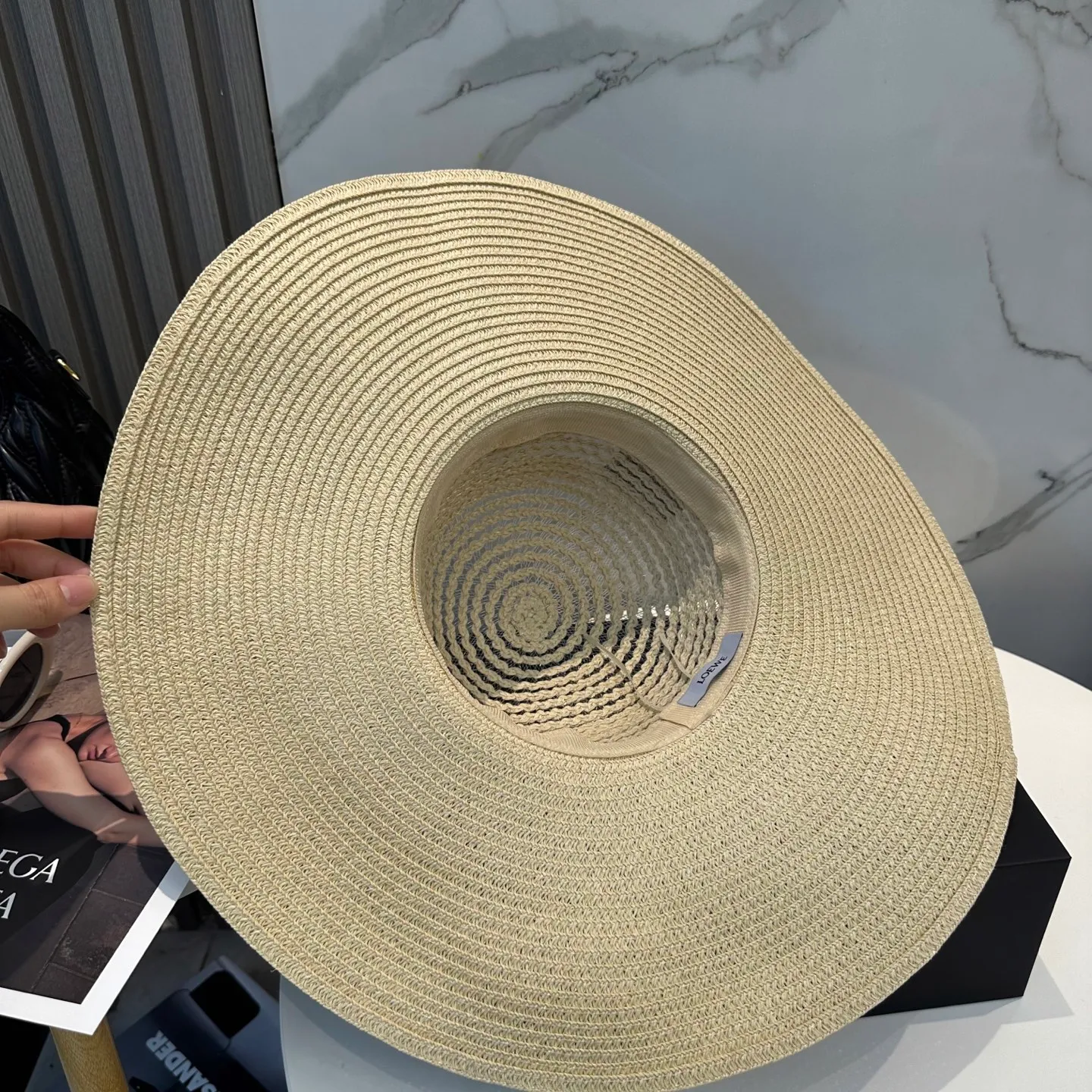 P80 LOEWE big-brimmed hat, big sun hat, made of fine grass, official model opening, non-market ordinary version, head circumference 57cm