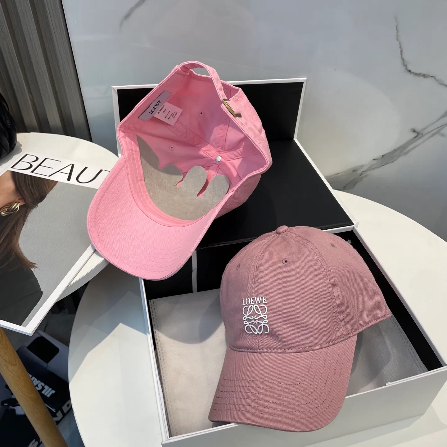 P54 dust bag 👒LOEWE👒LOEWE's new original design baseball cap🧢Super good texture, standard external line positioning, fine workmanship, simple and elegant, low price and high volume!