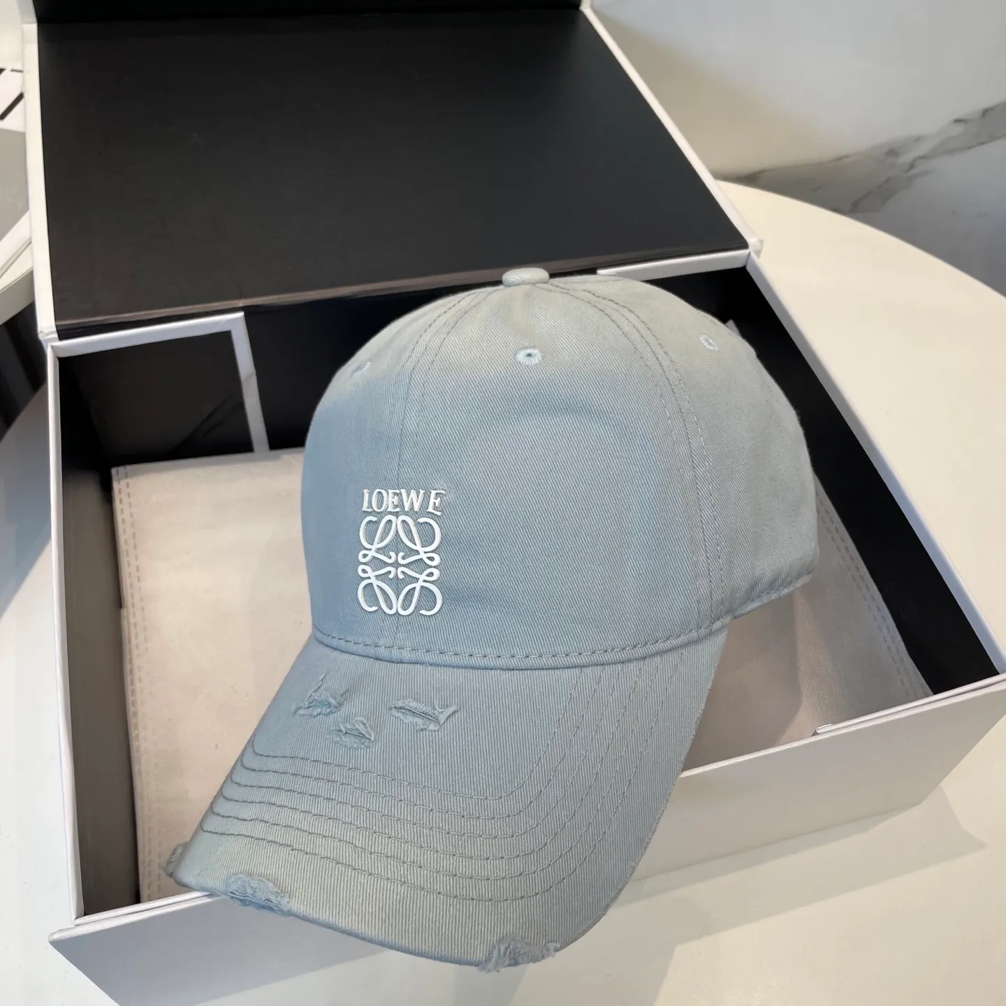 P50 dust bag 👒LOEWE👒LOEWE gradient color new original original design baseball cap🧢Super good texture, standard external line positioning, fine workmanship, simple and elegant, low price and high volume!
